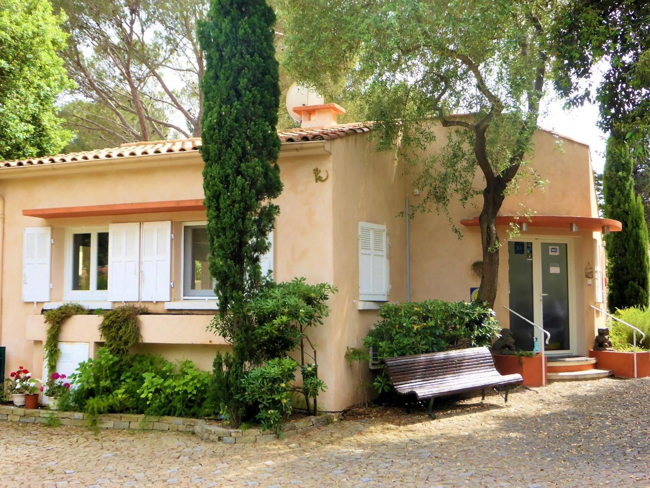 Property building in Athéna MOTEL