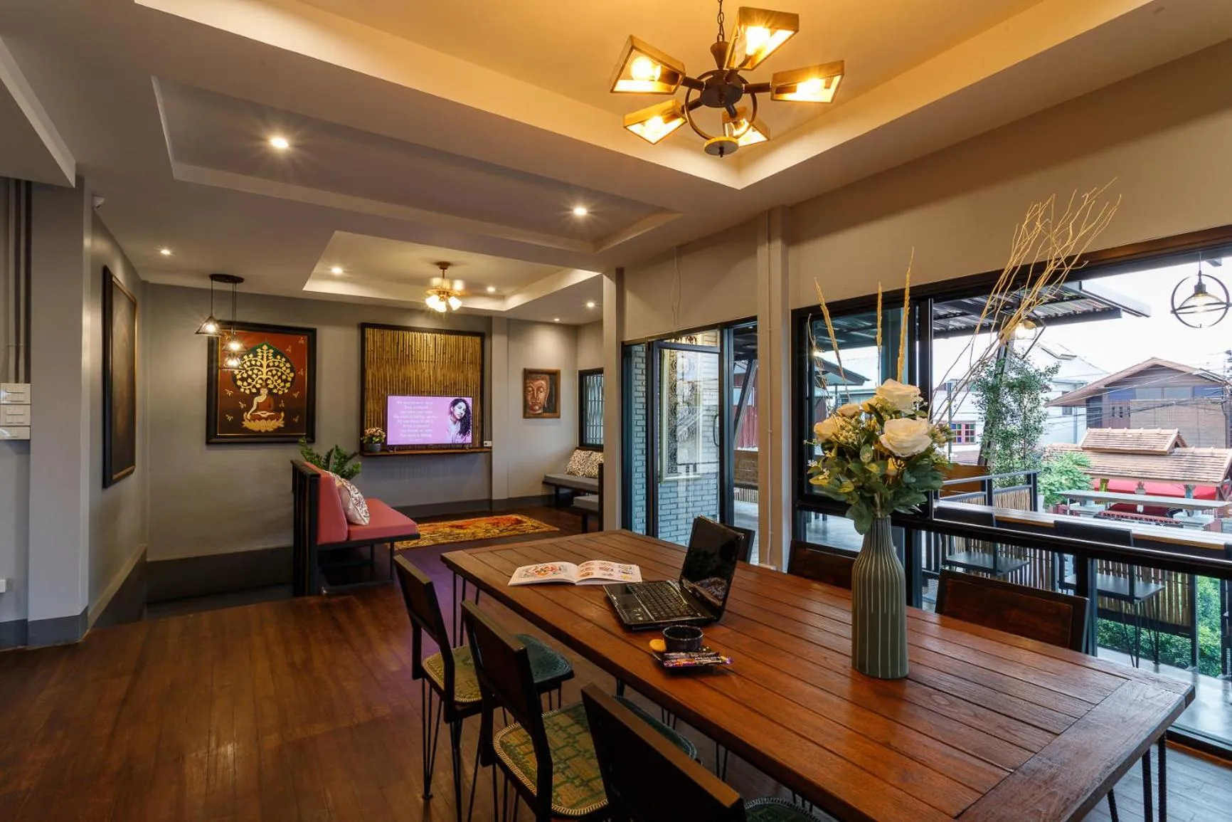 Communal lounge/ TV room in Hostel One Art and Gallery