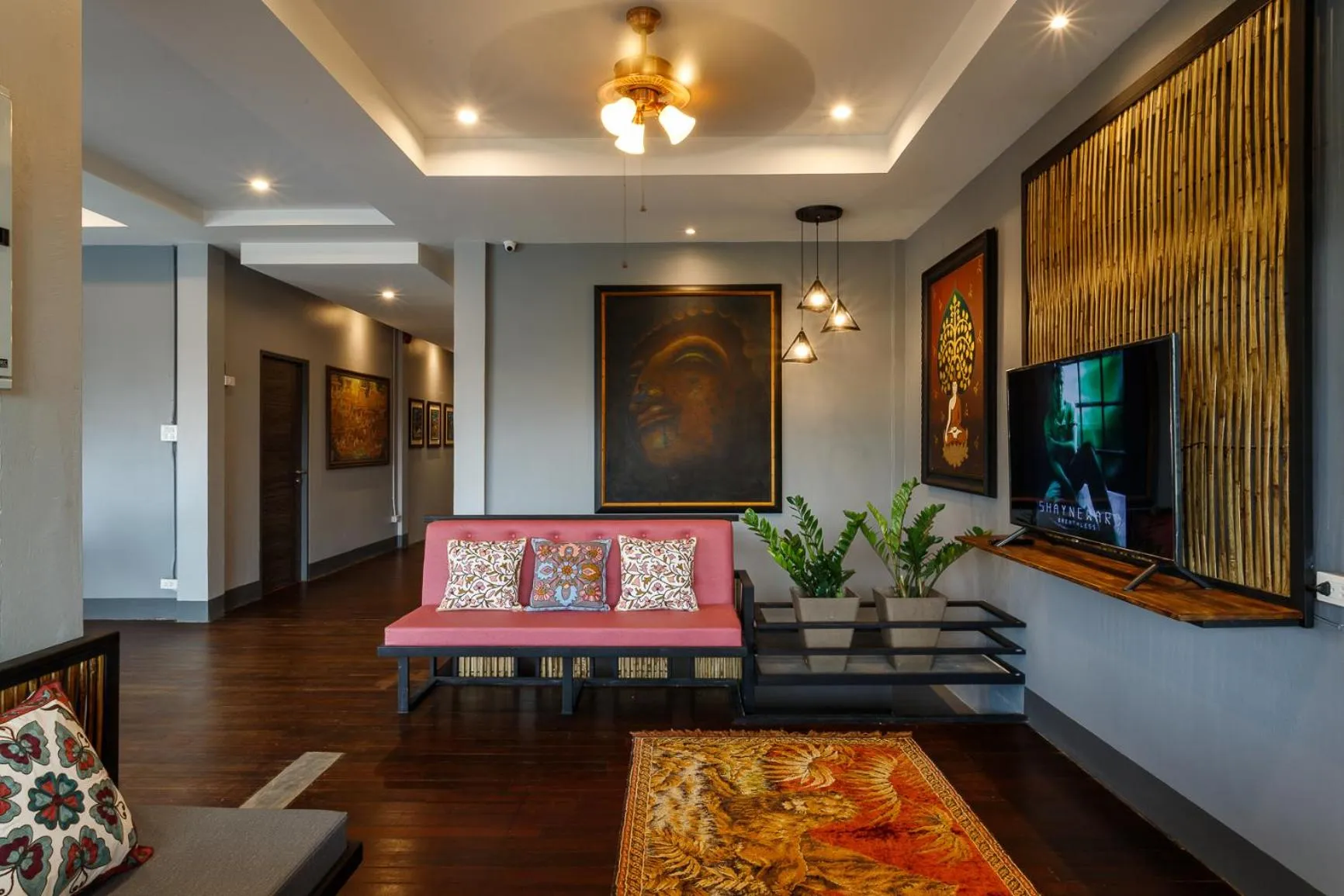 Communal lounge/ TV room in Hostel One Art and Gallery