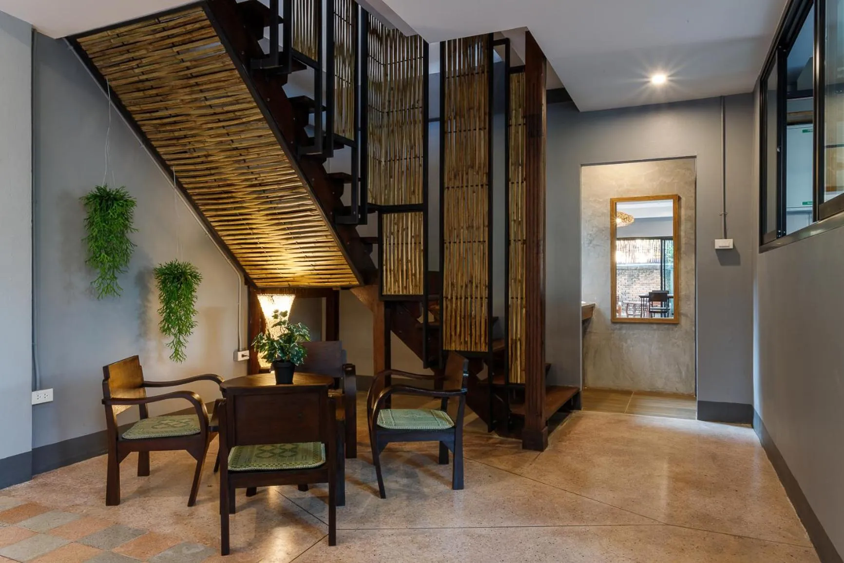 Communal lounge/ TV room in Hostel One Art and Gallery