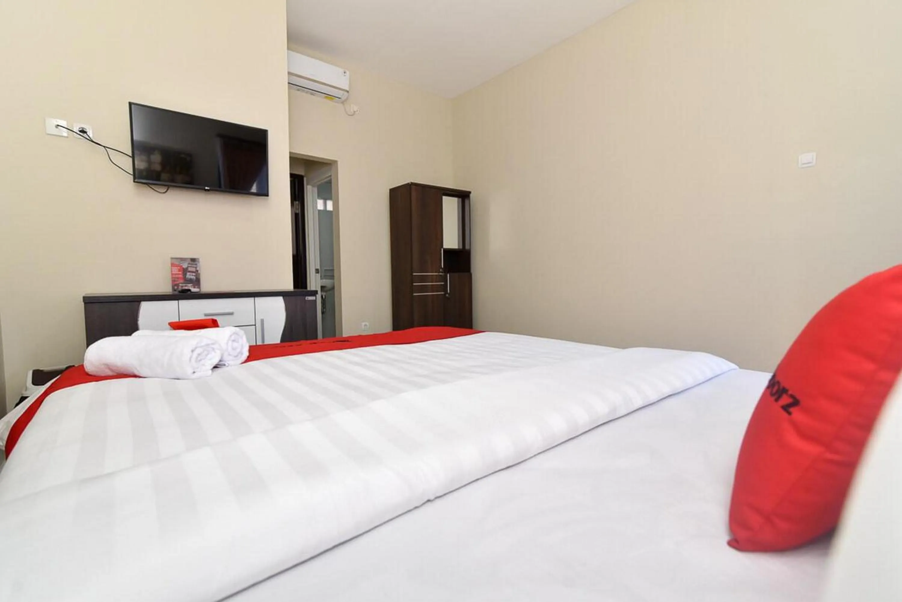 Bedroom, Bed in RedDoorz Plus near Jalan Imam Bonjol Denpasar