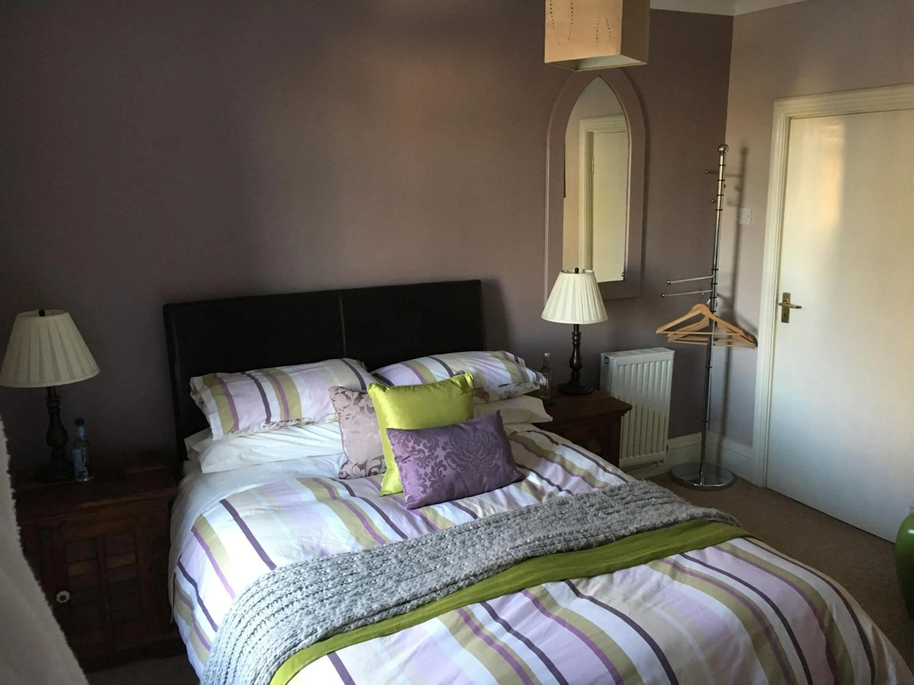 Photo of the whole room in The Clytha Arms