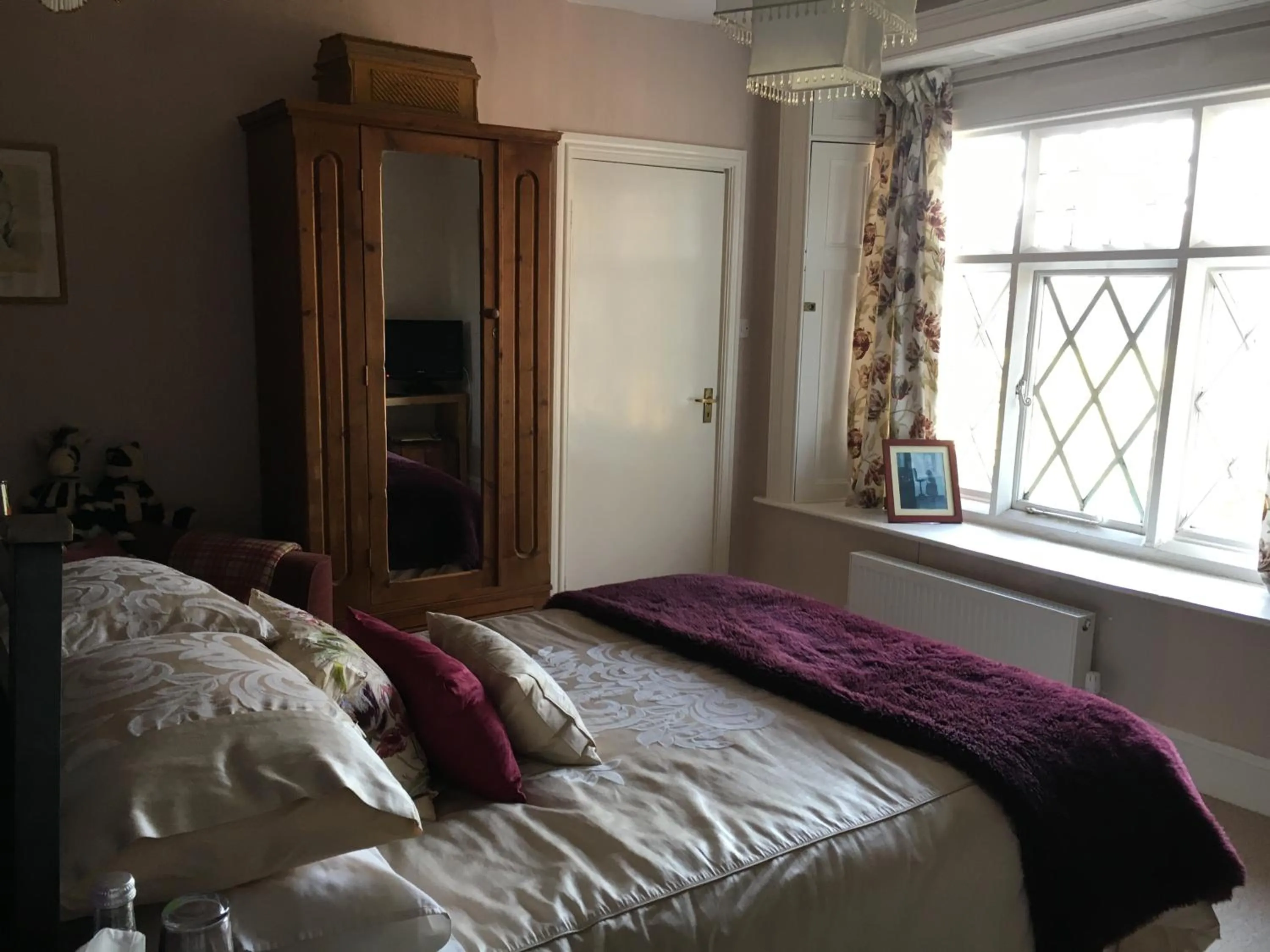 Photo of the whole room in The Clytha Arms