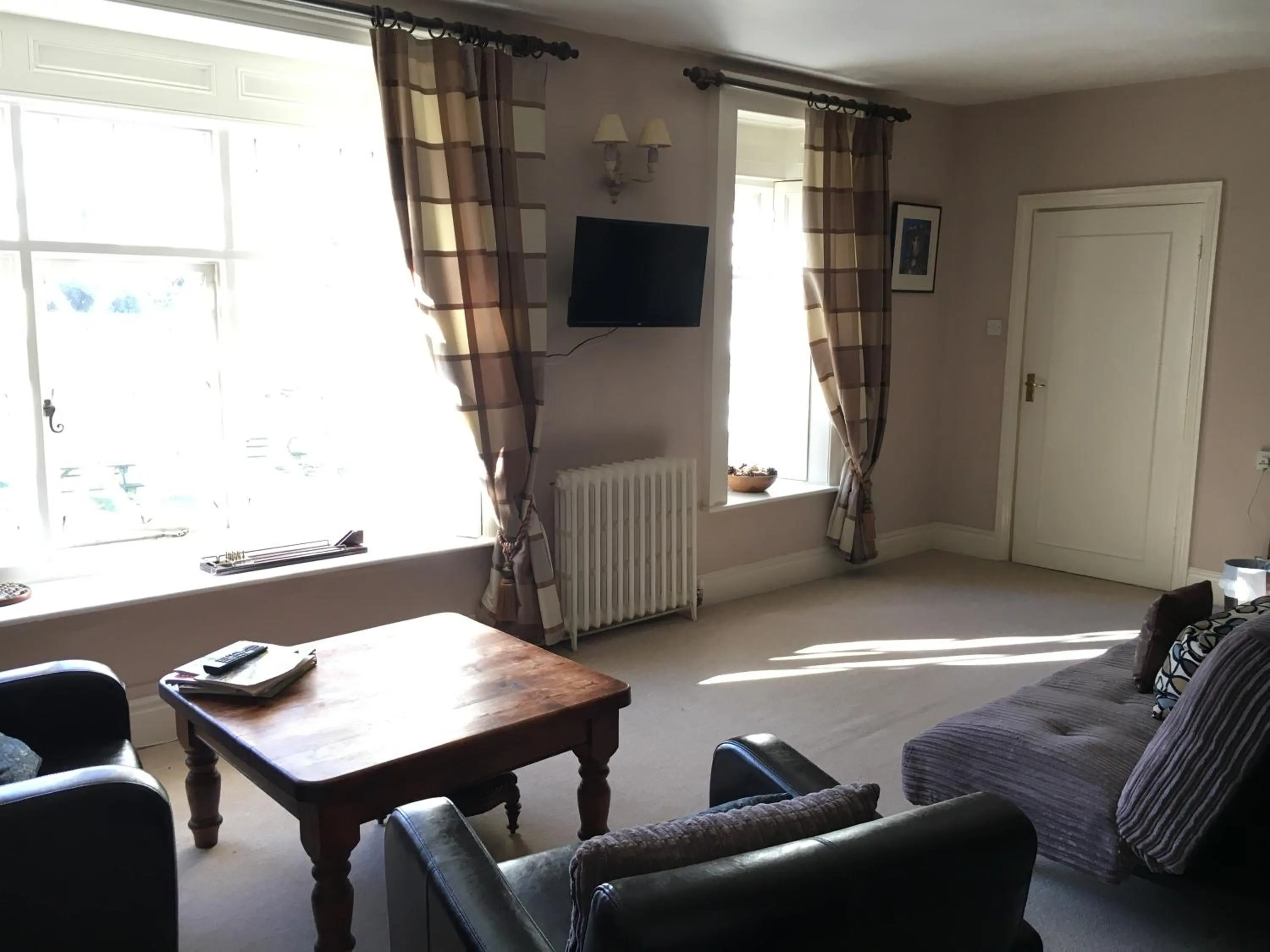 Photo of the whole room in The Clytha Arms