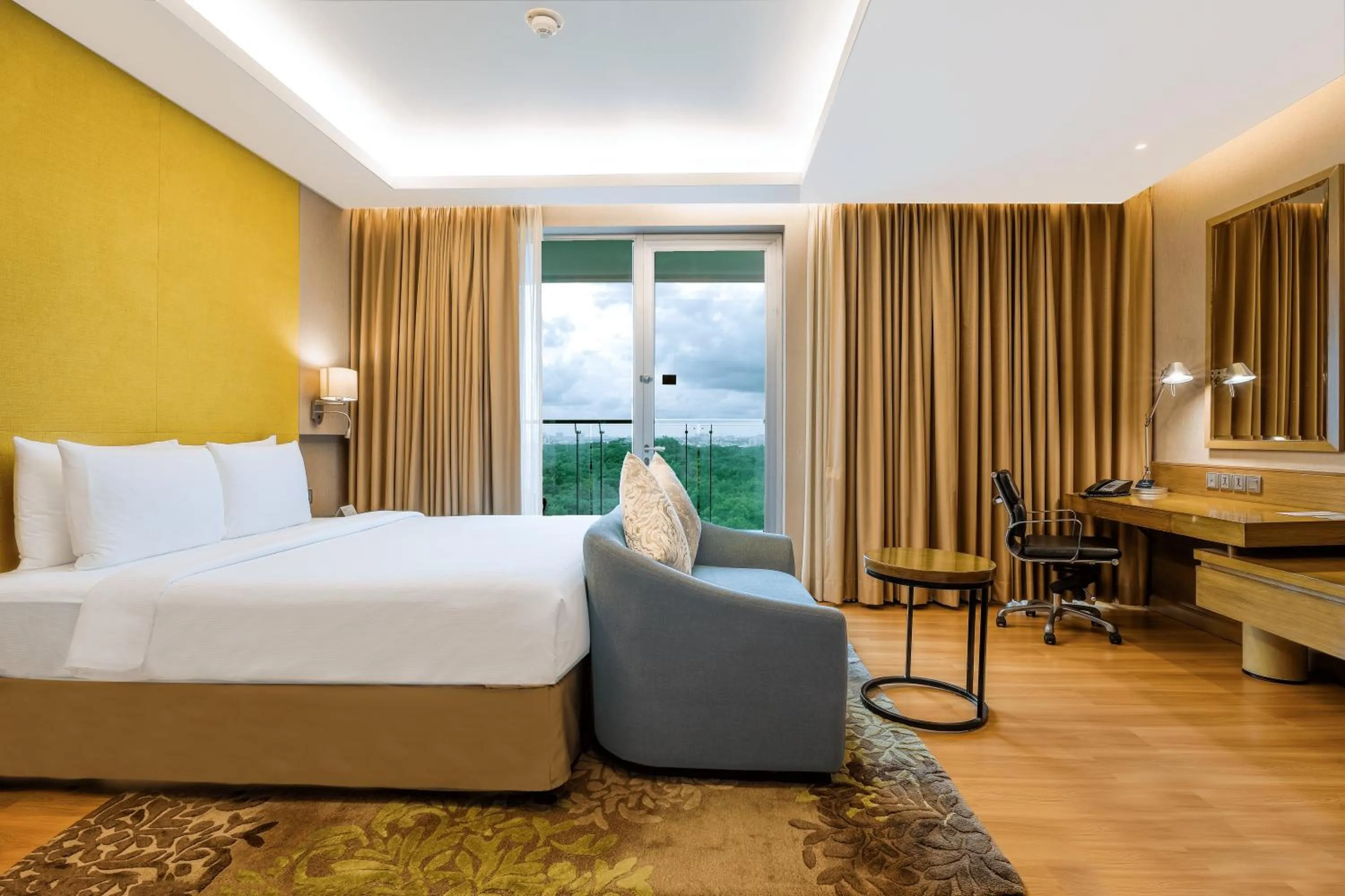 Bedroom, Bed in DoubleTree Suites by Hilton Bengaluru Outer Ring Road