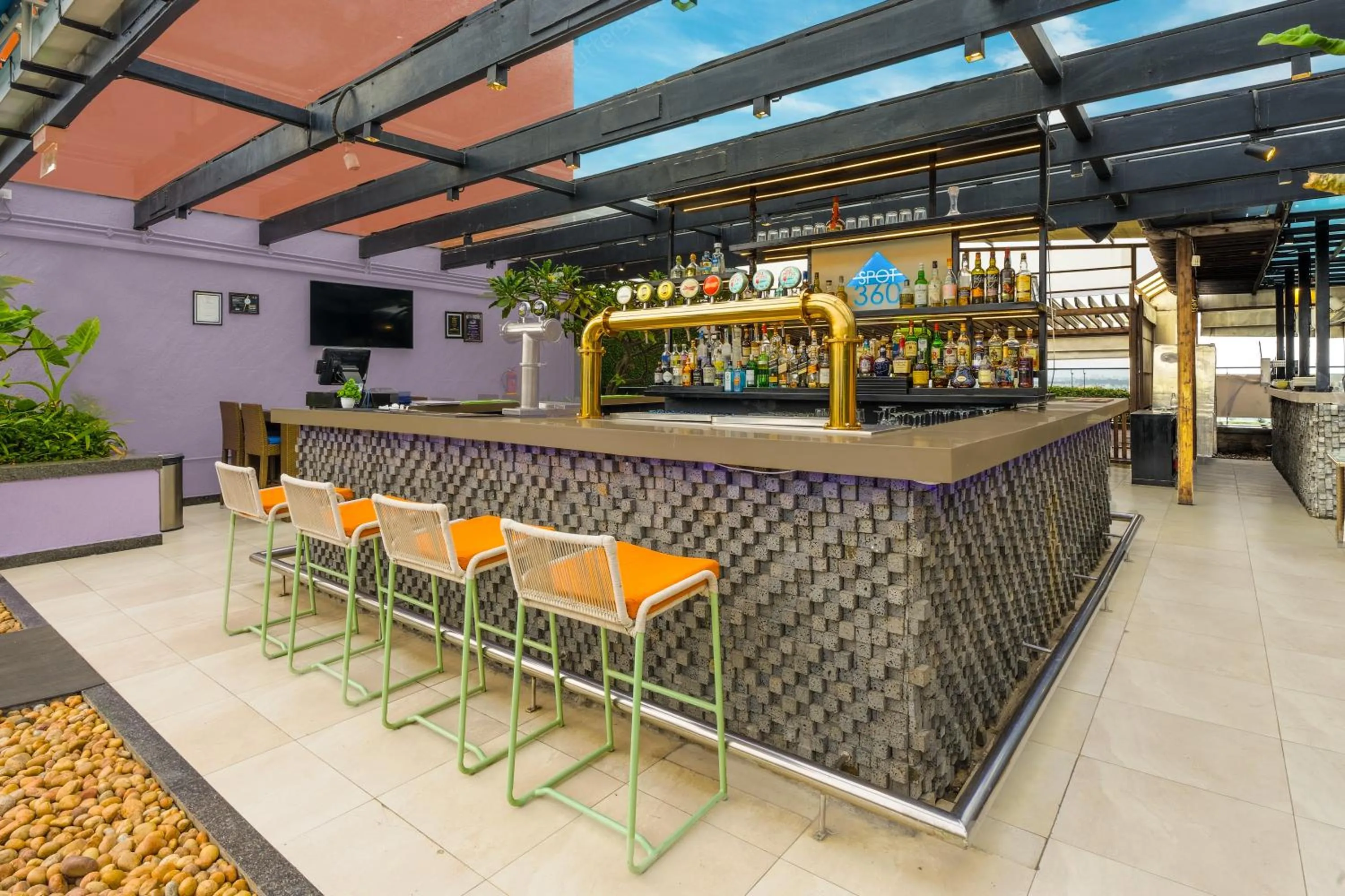 Restaurant/places to eat in DoubleTree Suites by Hilton Bengaluru Outer Ring Road