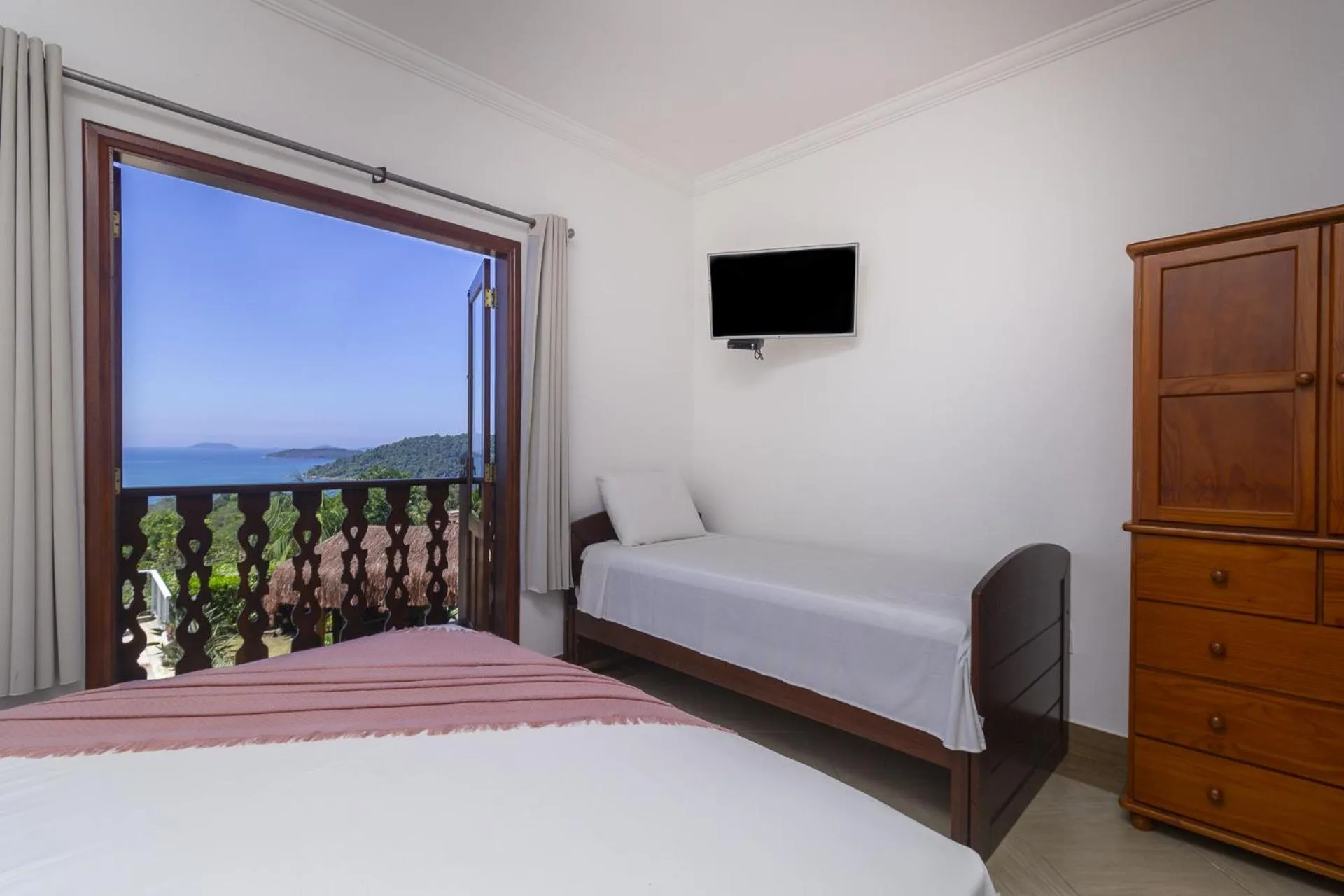 Photo of the whole room, Bed in Pousada Recanto de Paraty