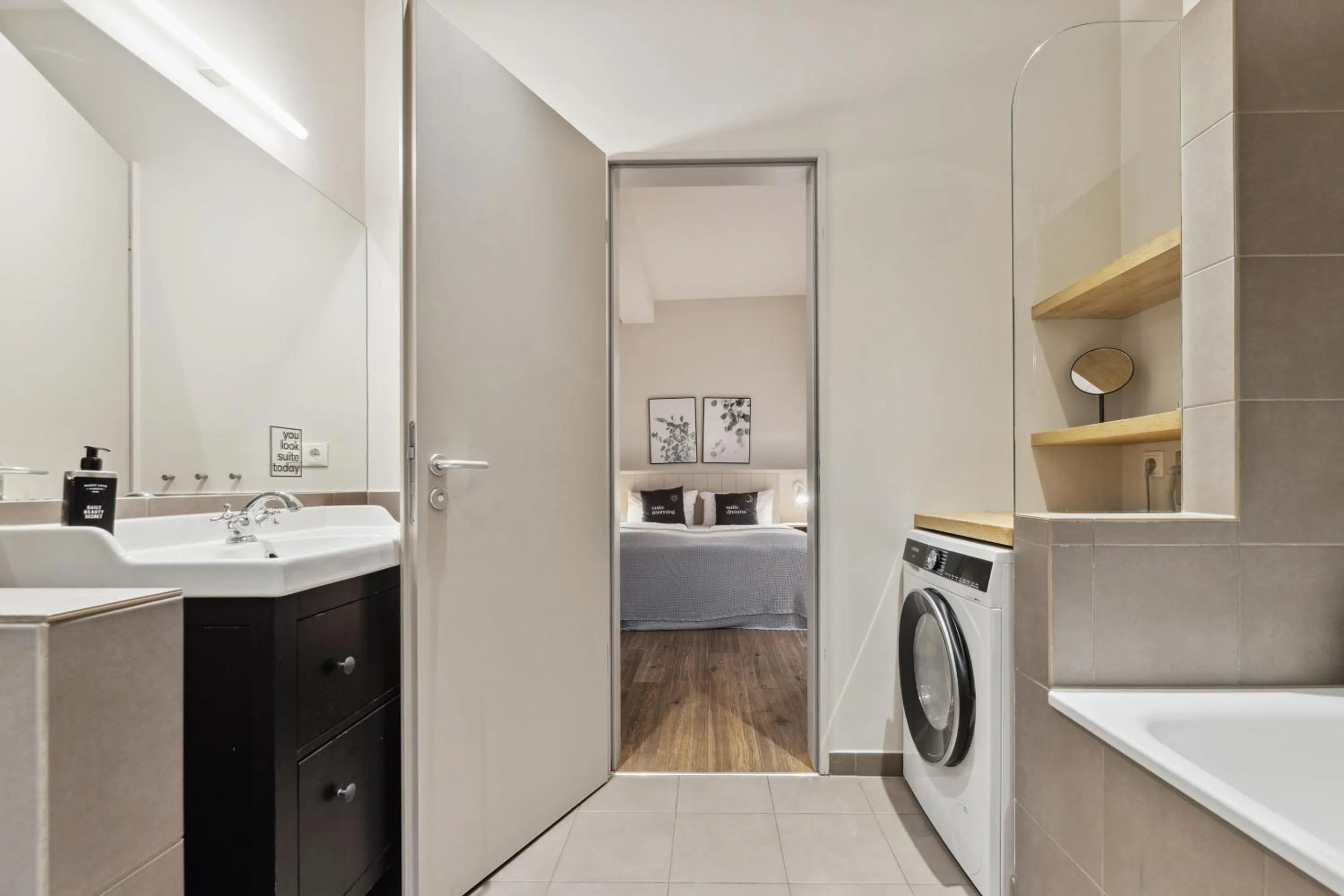 washing machine in Limehome Berlin Prenzlauer Allee - Digital Access