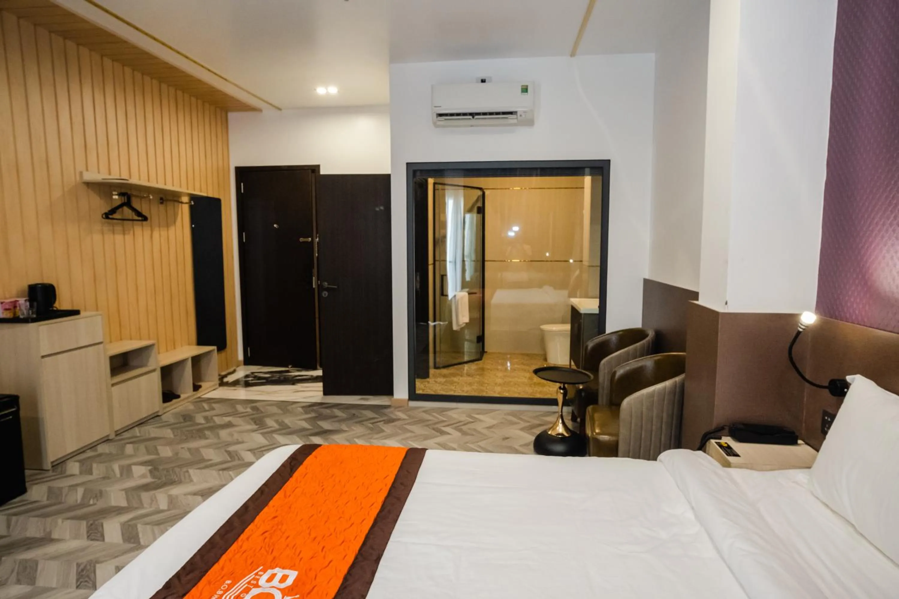 Photo of the whole room, Bed in B.O.B Hotel