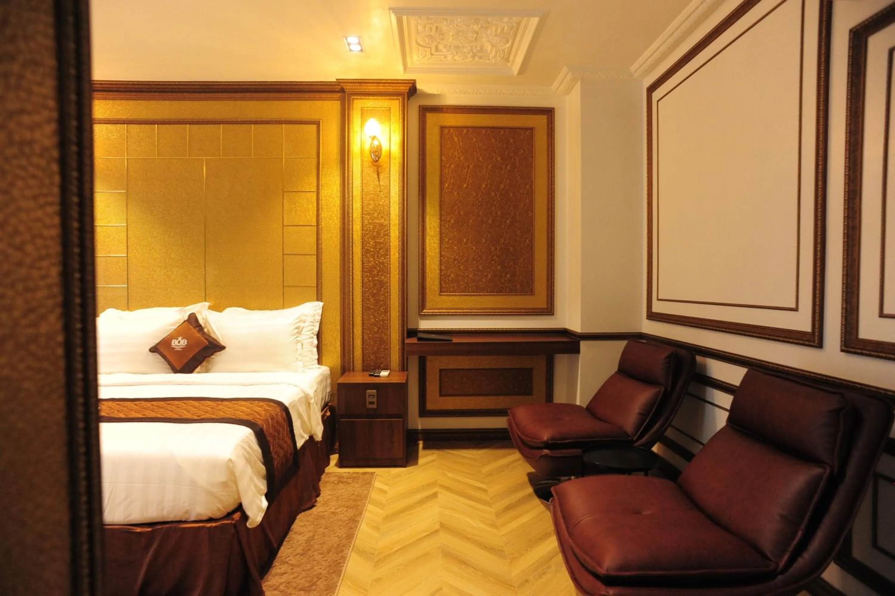 Seating area, Bed in B.O.B Hotel