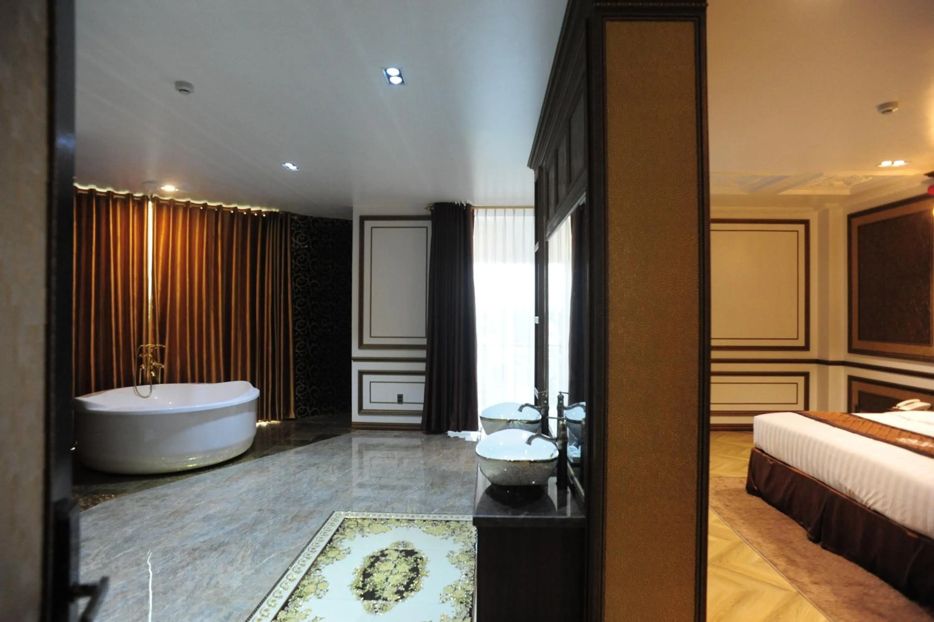 Bathroom, Bed in B.O.B Hotel