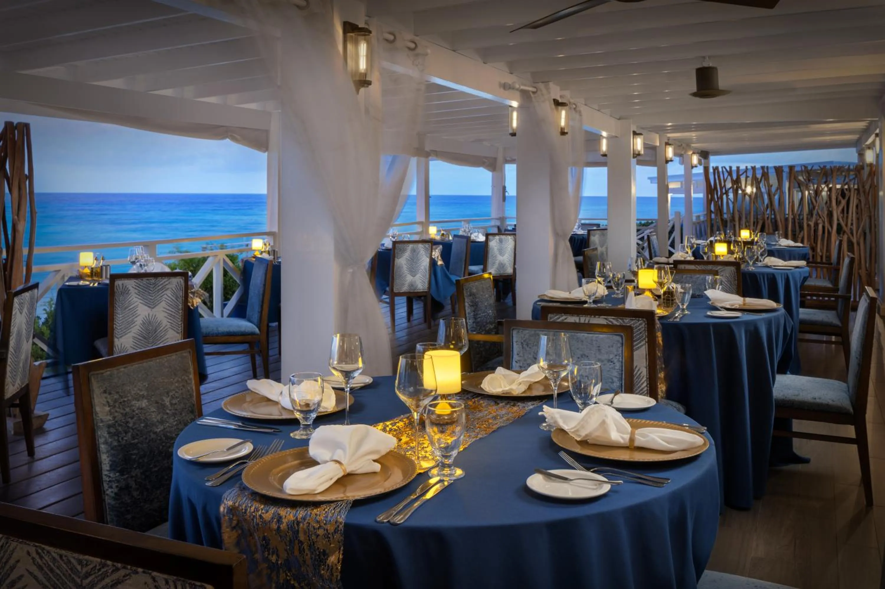 Restaurant/places to eat in Sea Breeze Beach House All Inclusive by Ocean Hotels