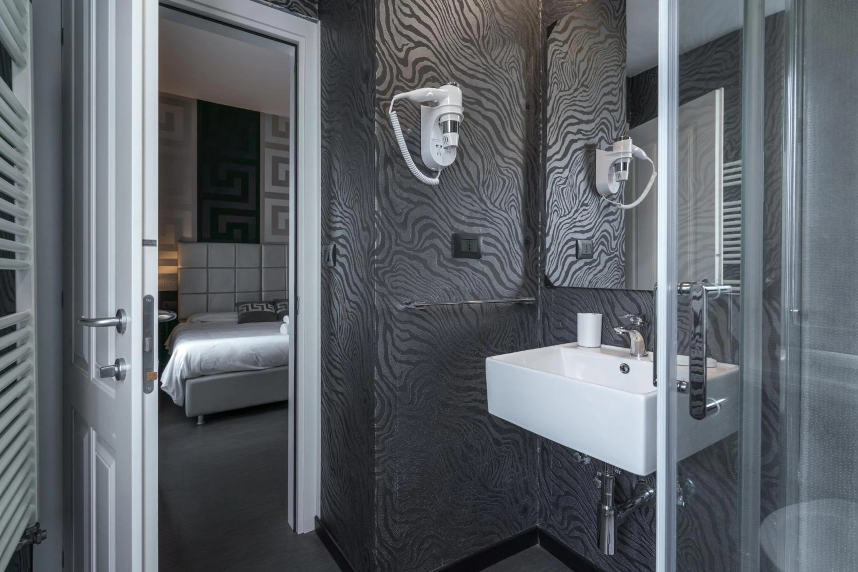 Bathroom, Bed in Hotel Deco