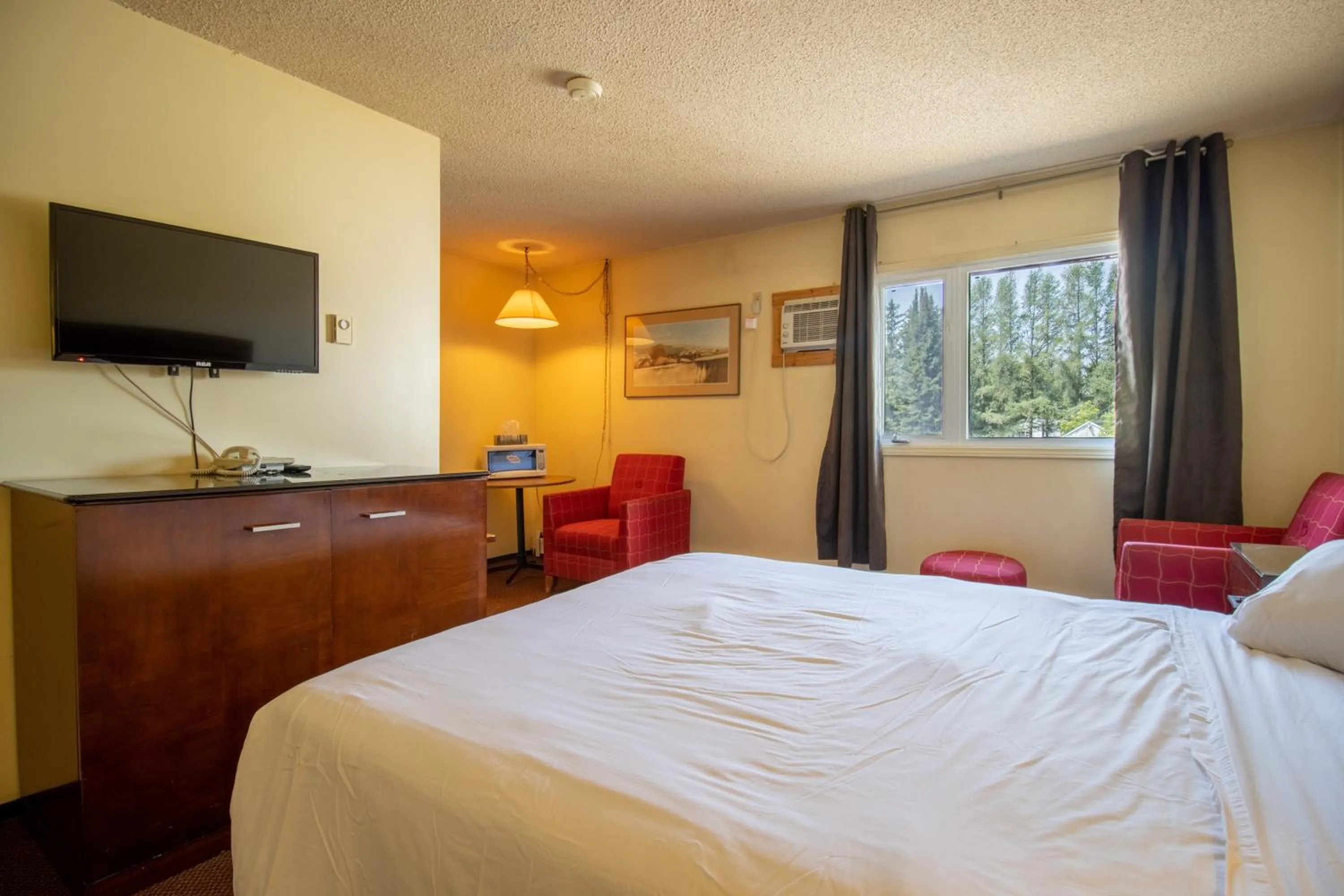 Bed in Englehart Motel