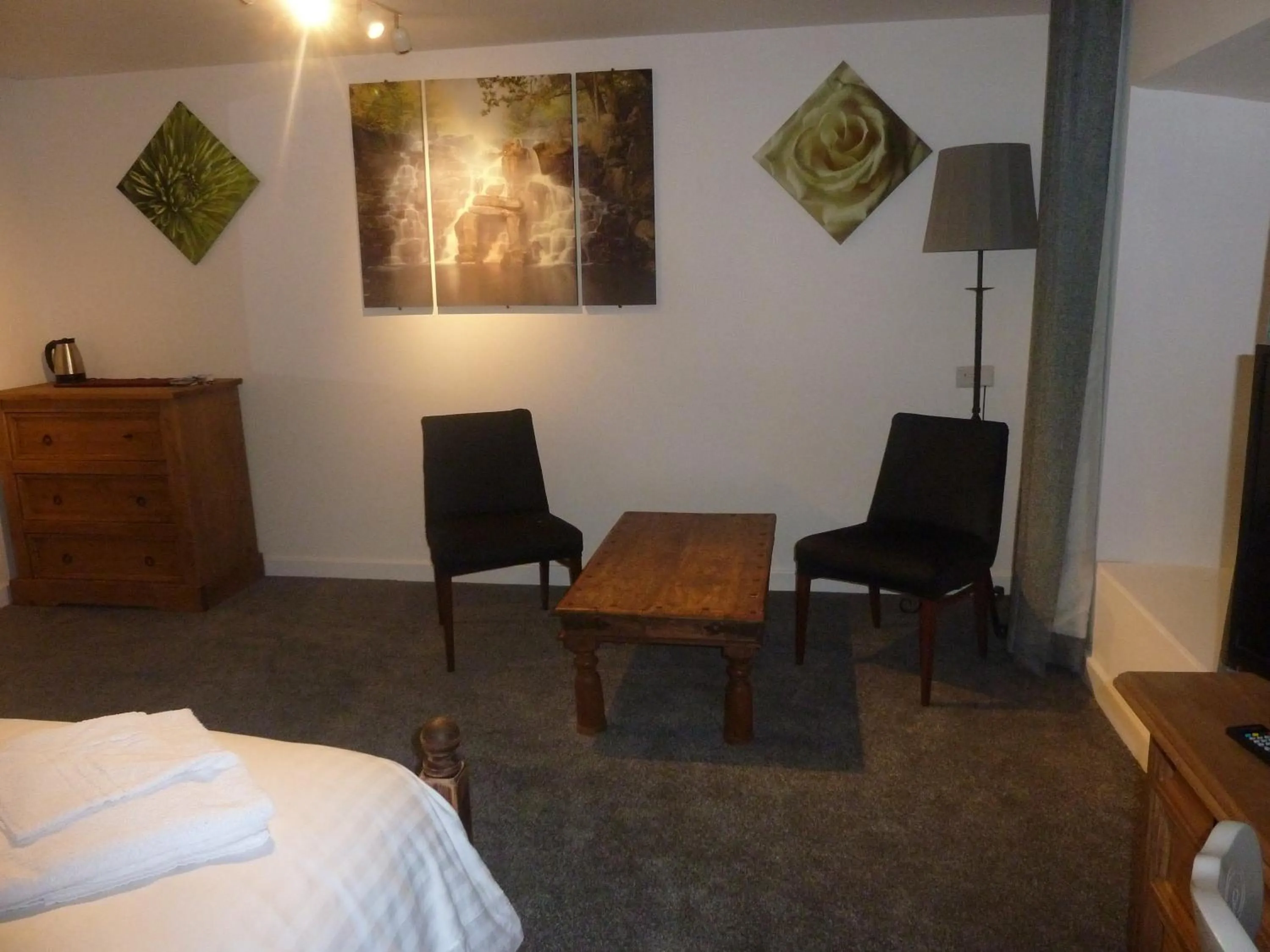 Seating area, Bed in Parrett Hotel