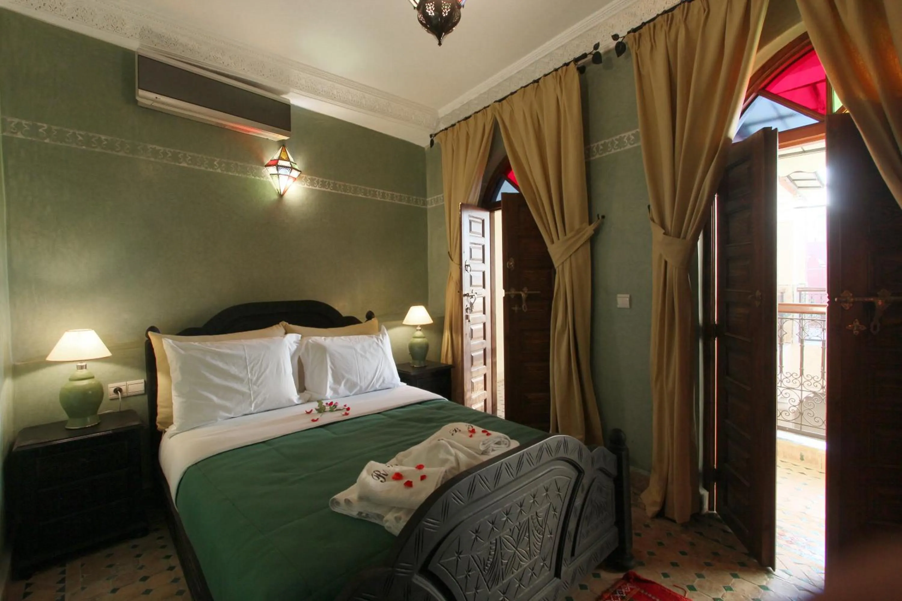 Photo of the whole room, Bed in Riad Bab Tilila