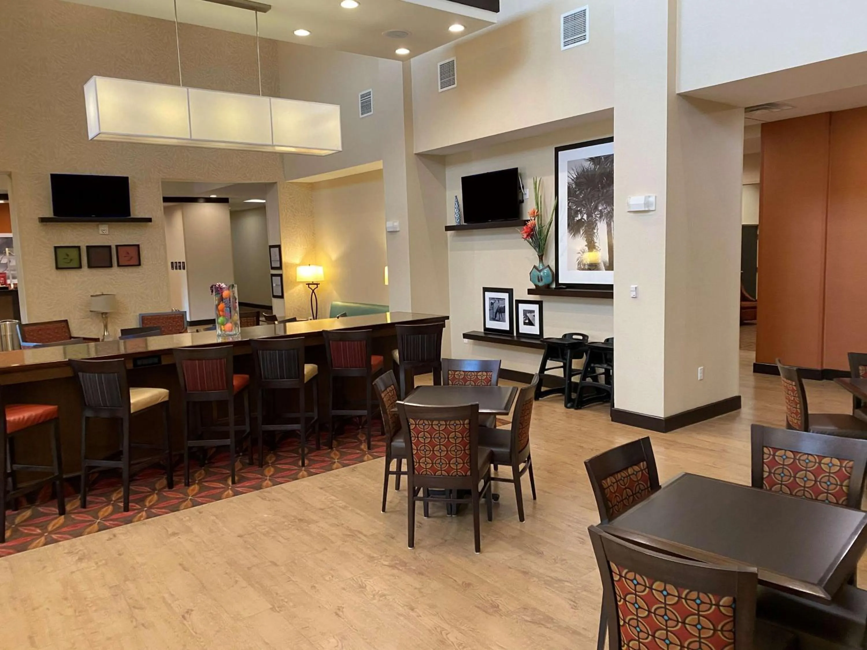 Restaurant/places to eat in Hampton Inn & Suites Tampa Northwest/Oldsmar