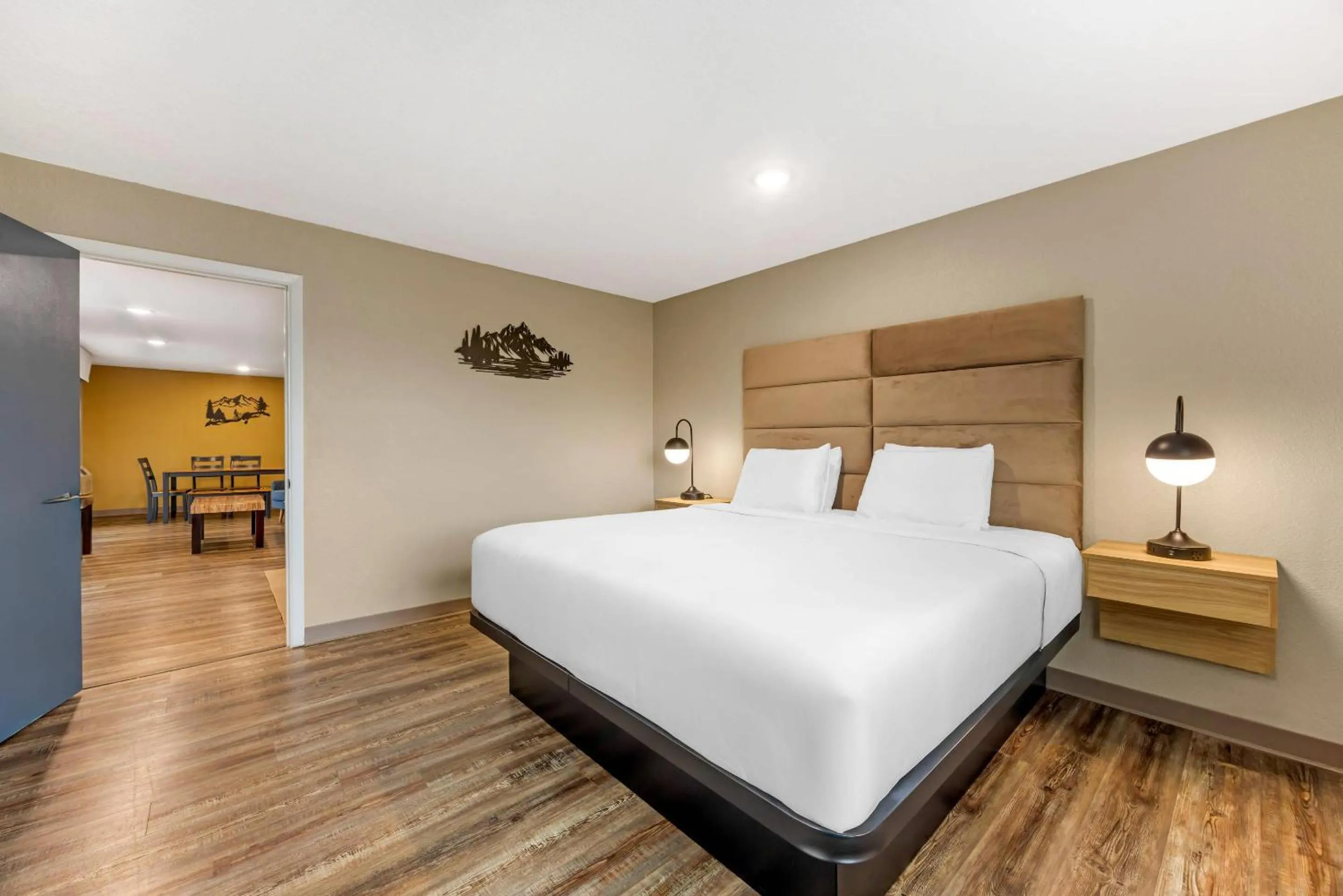 Bedroom, Bed in Columbia River Hotel and Conference Center, an Ascend Collection Hotel