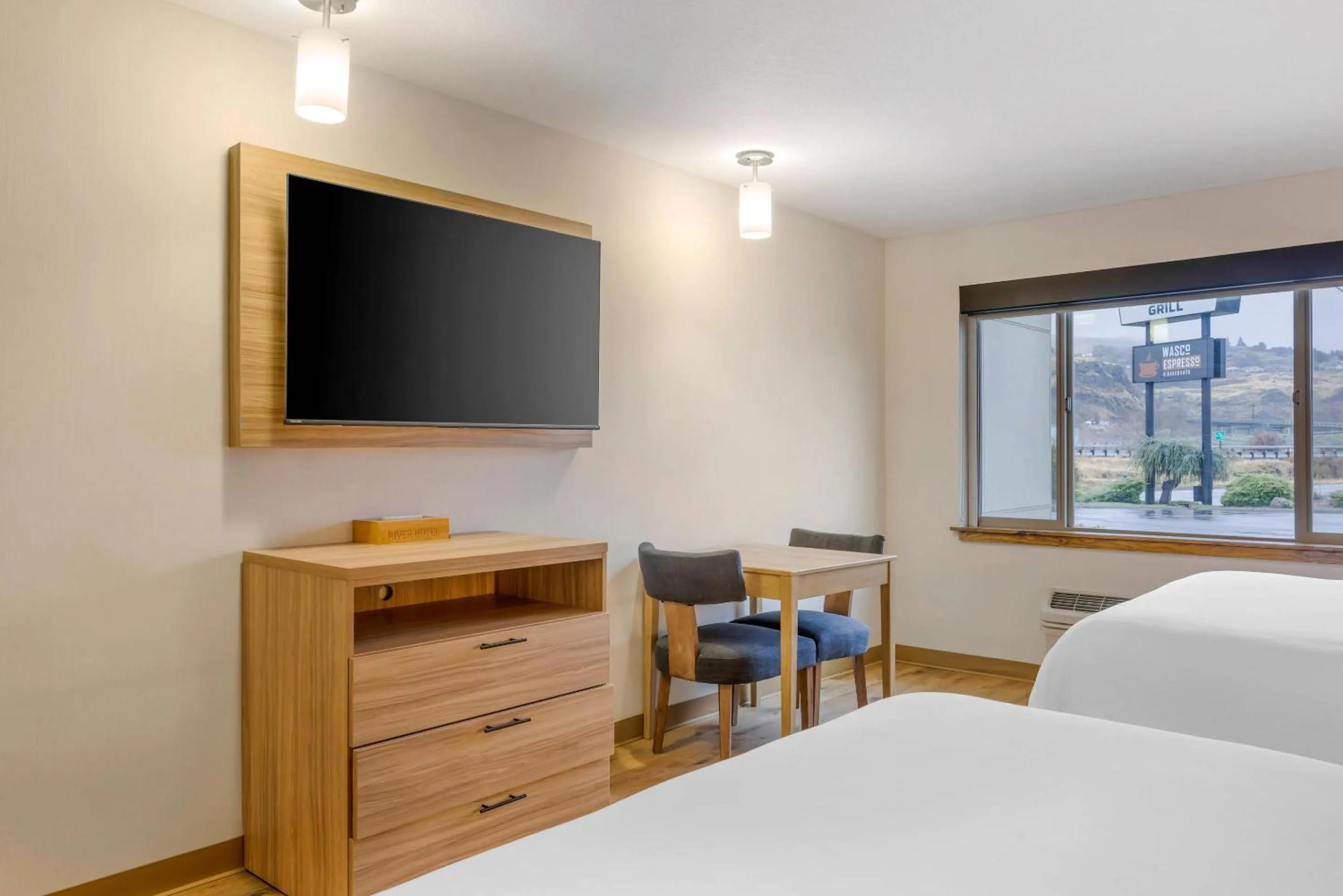 Bedroom, Bed in Columbia River Hotel and Conference Center, an Ascend Collection Hotel