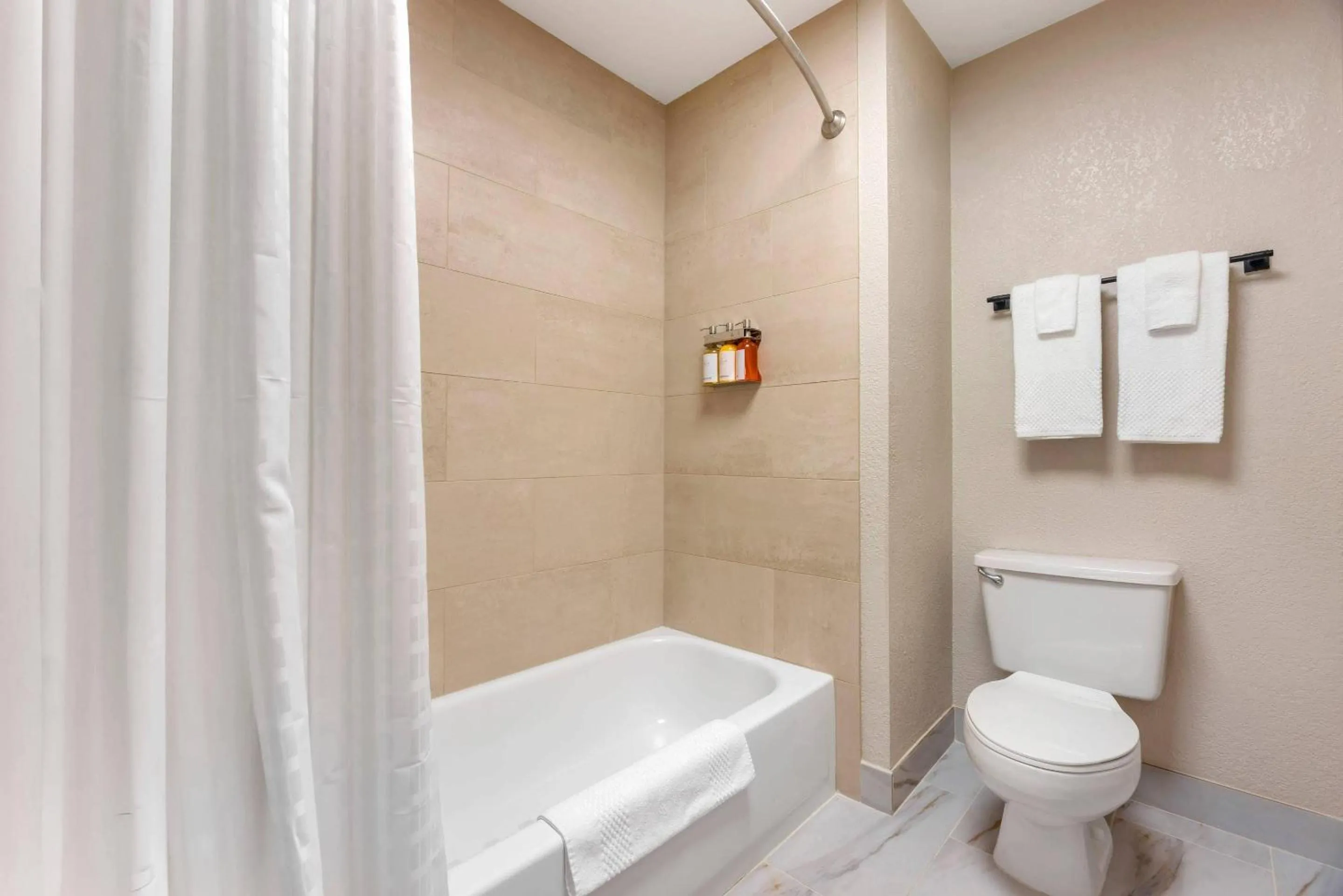 Bedroom in Columbia River Hotel and Conference Center, an Ascend Collection Hotel