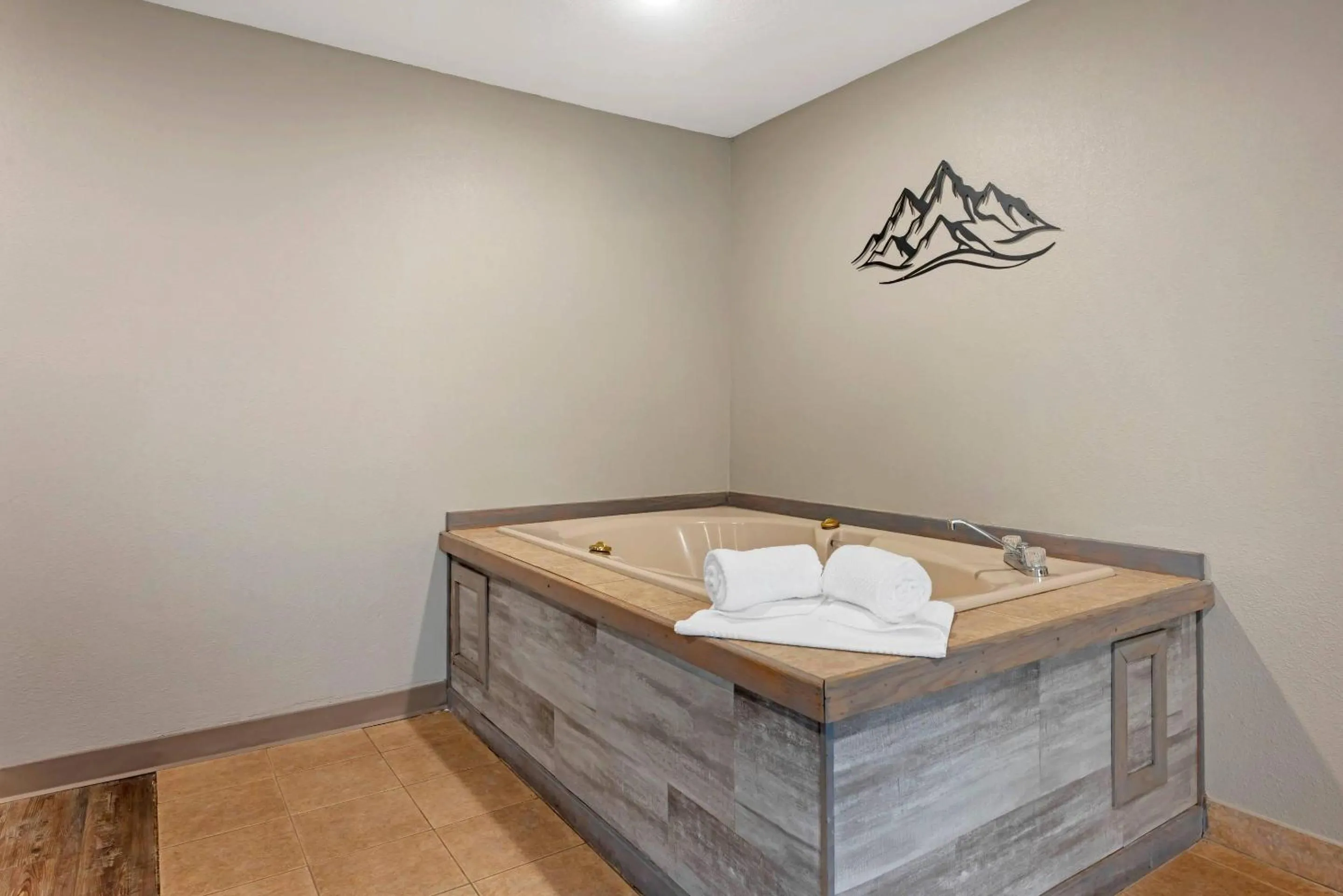 Bedroom in Columbia River Hotel and Conference Center, an Ascend Collection Hotel