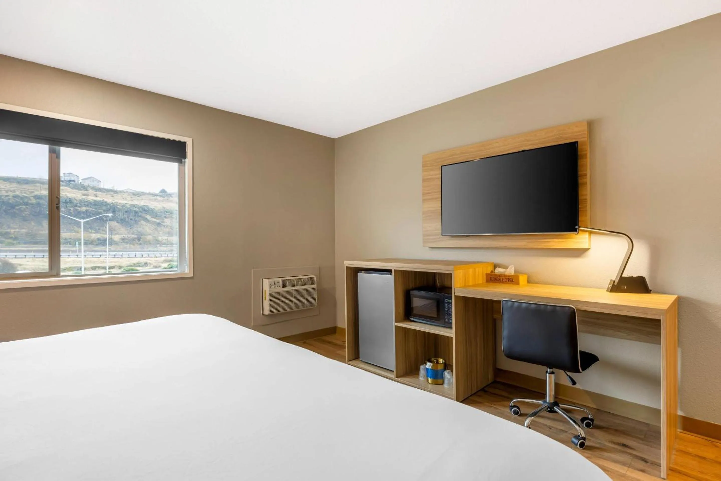 Bedroom, Bed in Columbia River Hotel and Conference Center, an Ascend Collection Hotel