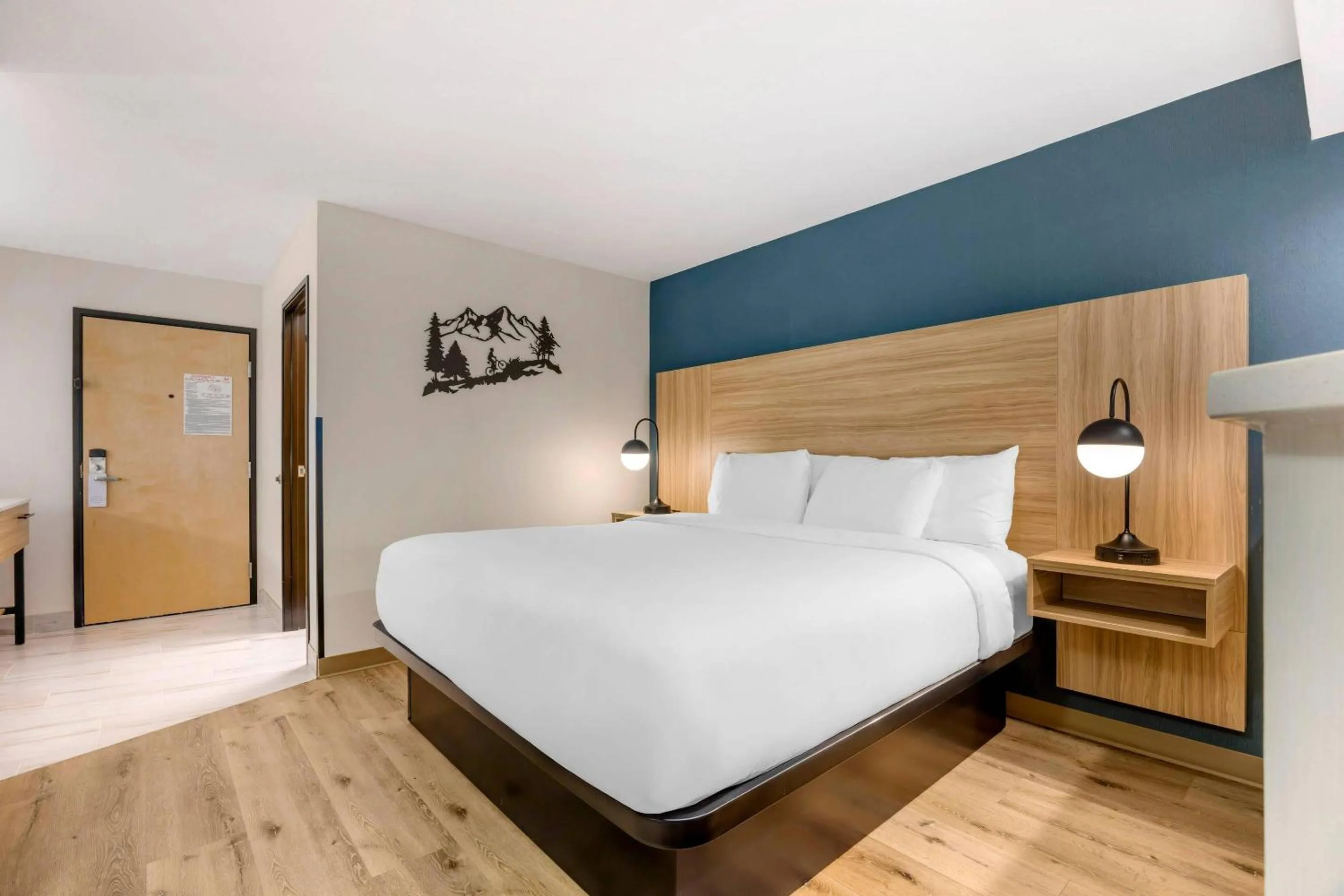 Bedroom, Bed in Columbia River Hotel and Conference Center, an Ascend Collection Hotel