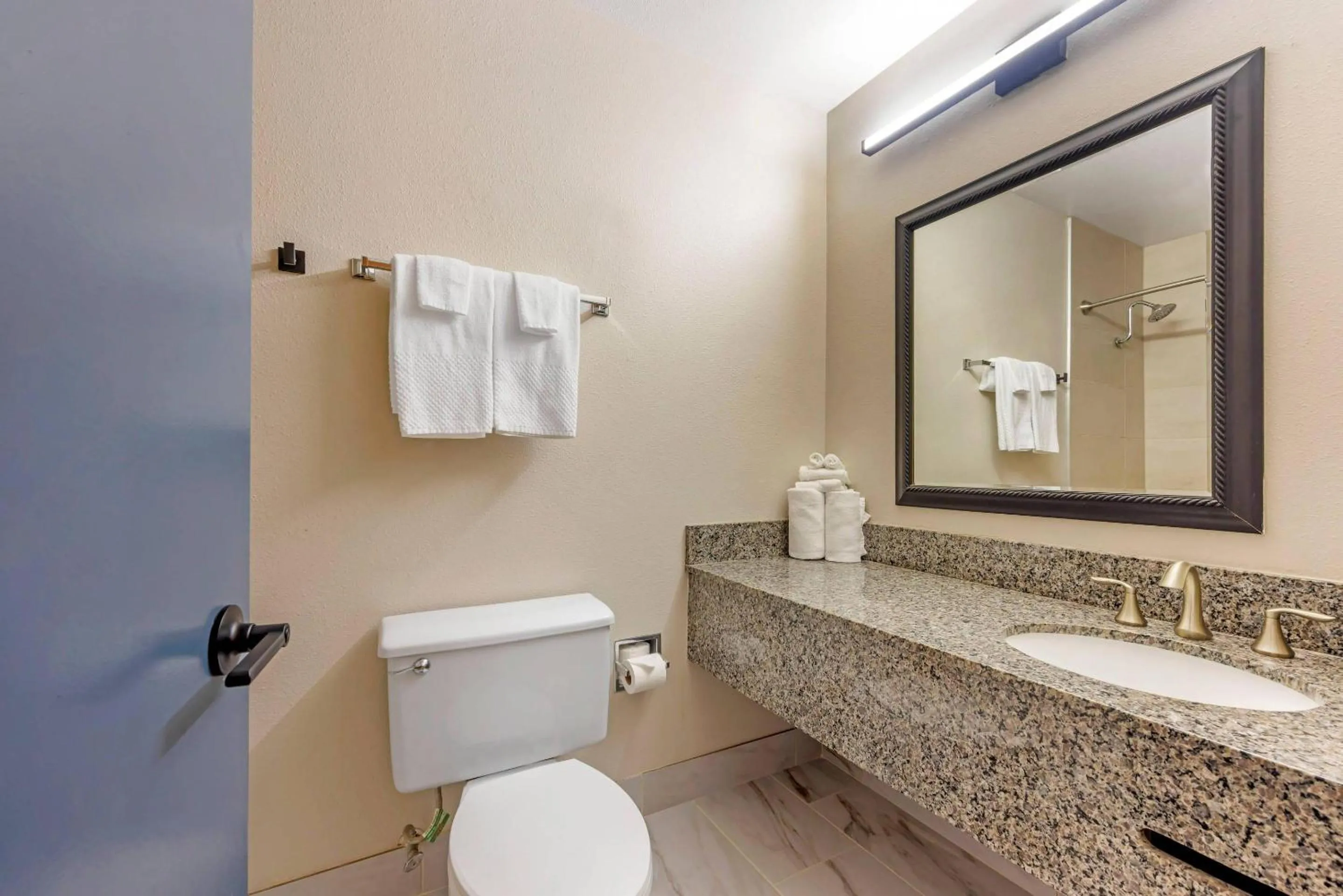 Bedroom in Columbia River Hotel and Conference Center, an Ascend Collection Hotel