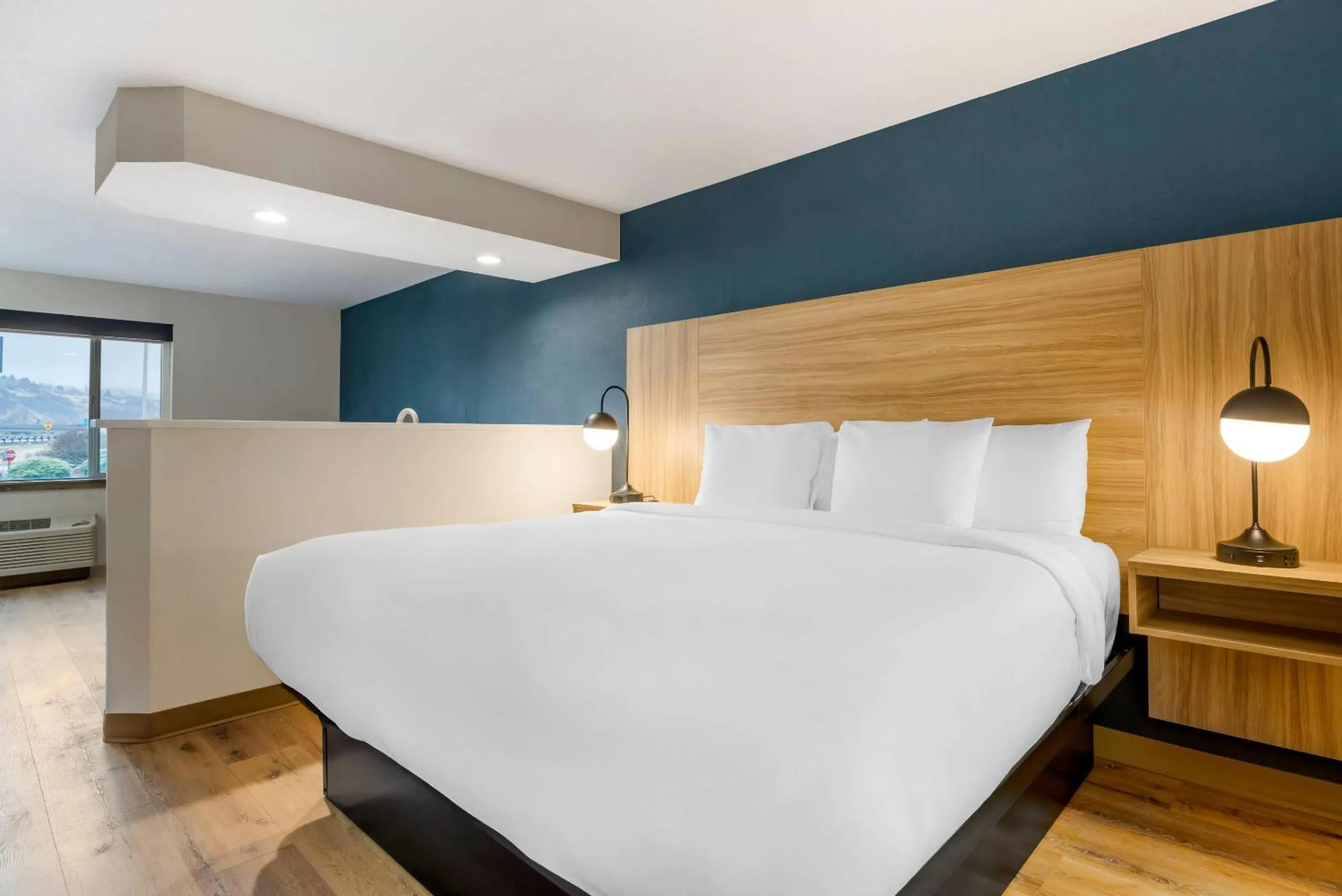 Bedroom, Bed in Columbia River Hotel and Conference Center, an Ascend Collection Hotel