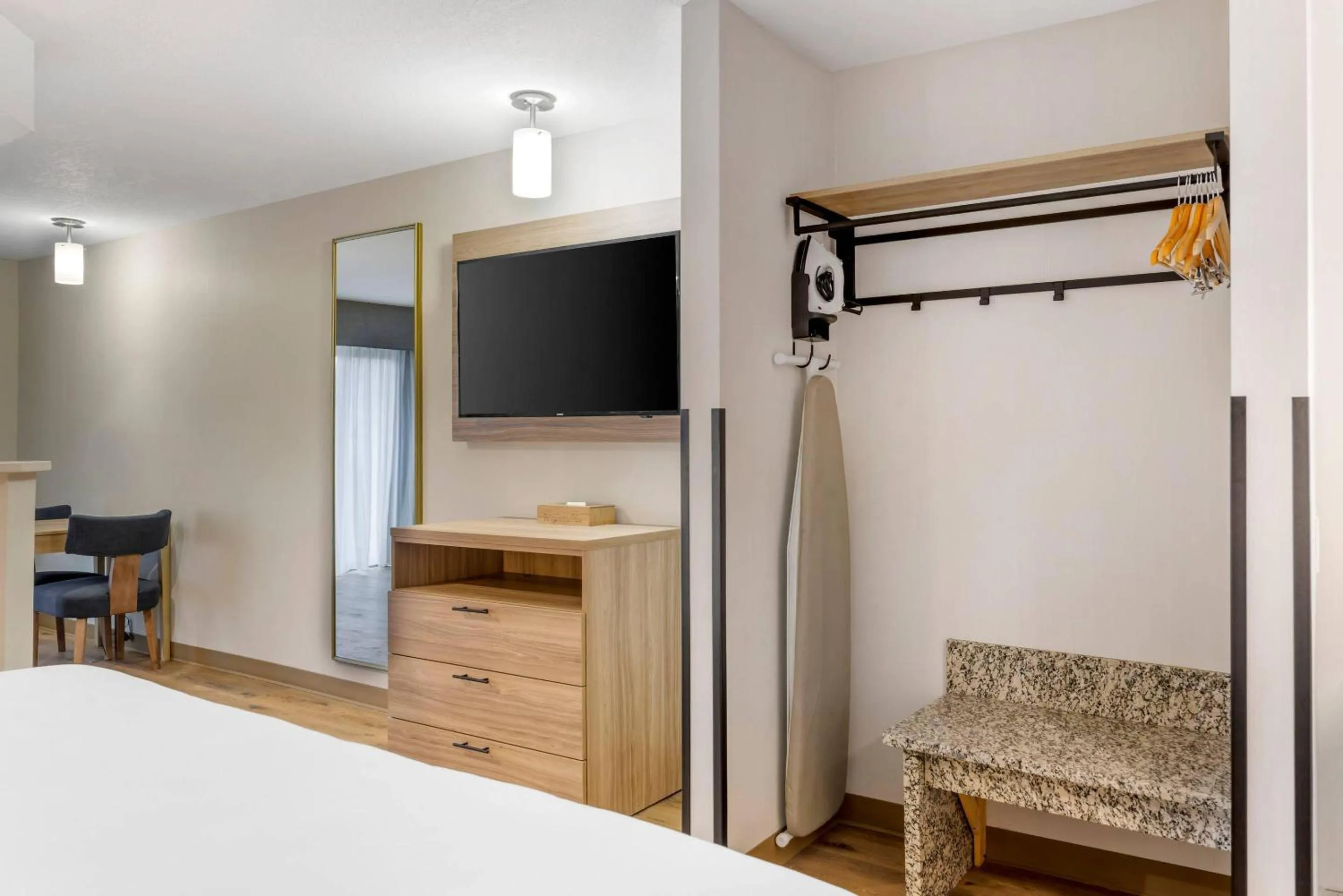 Bedroom, Bed in Columbia River Hotel and Conference Center, an Ascend Collection Hotel