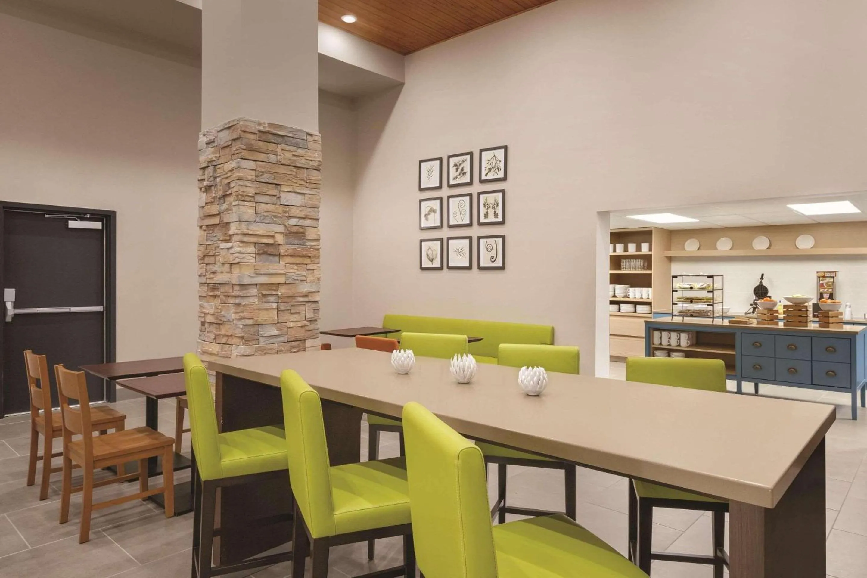 Breakfast in Country Inn & Suites by Radisson, Macon West, GA