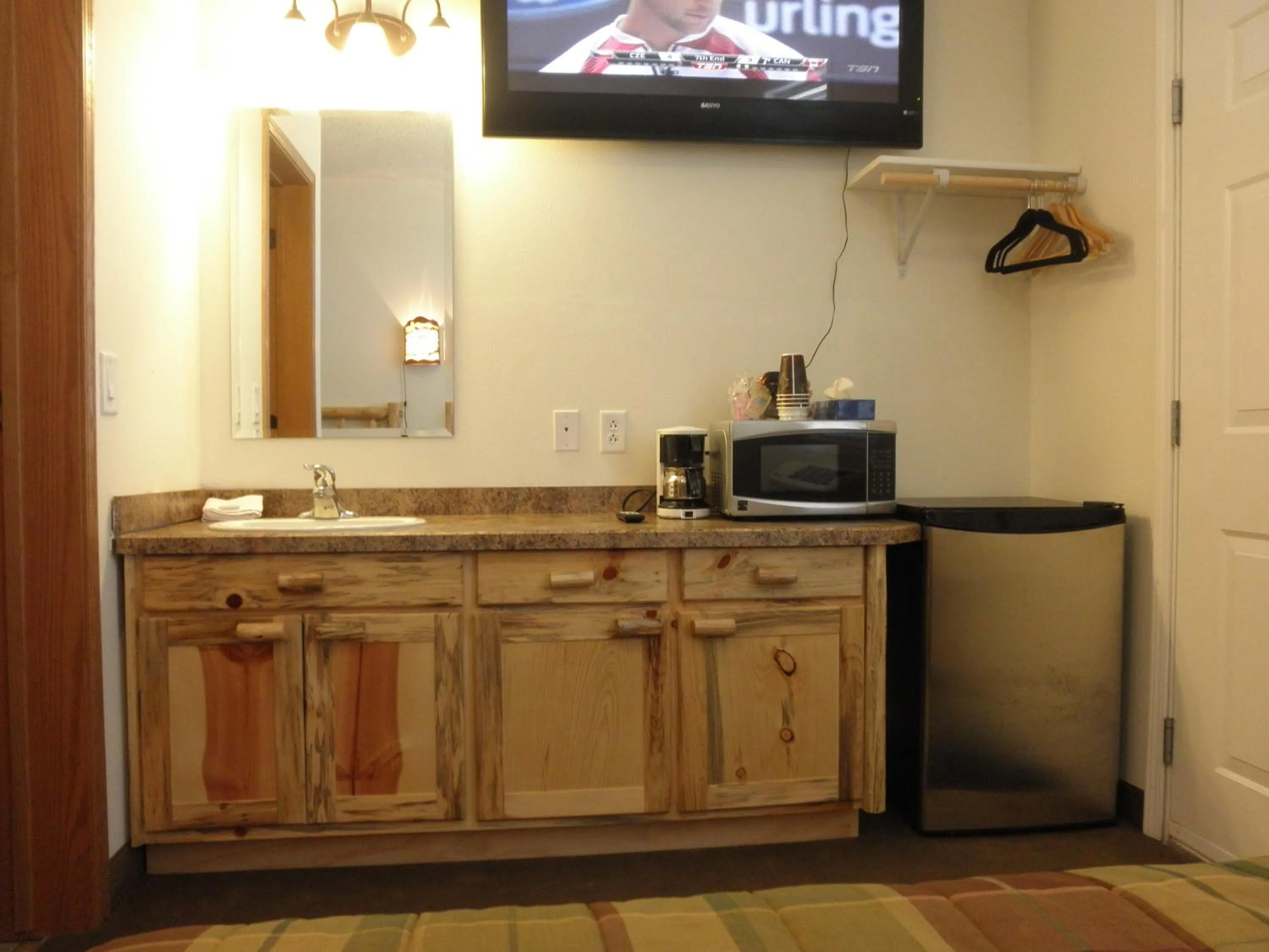 Kitchen or kitchenette in Bear's Den Lodge