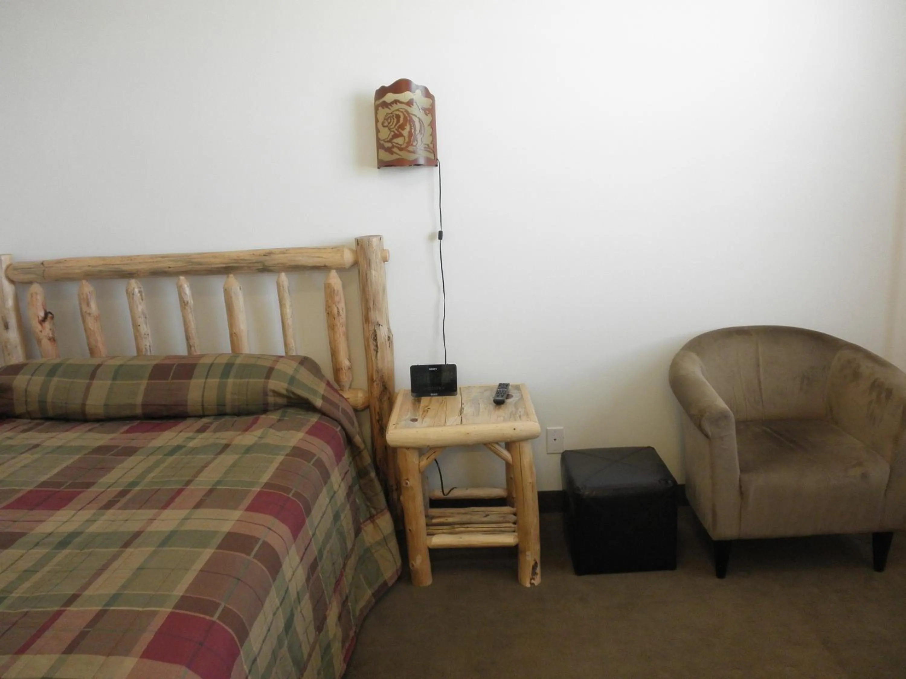 Seating area, Bed in Bear's Den Lodge