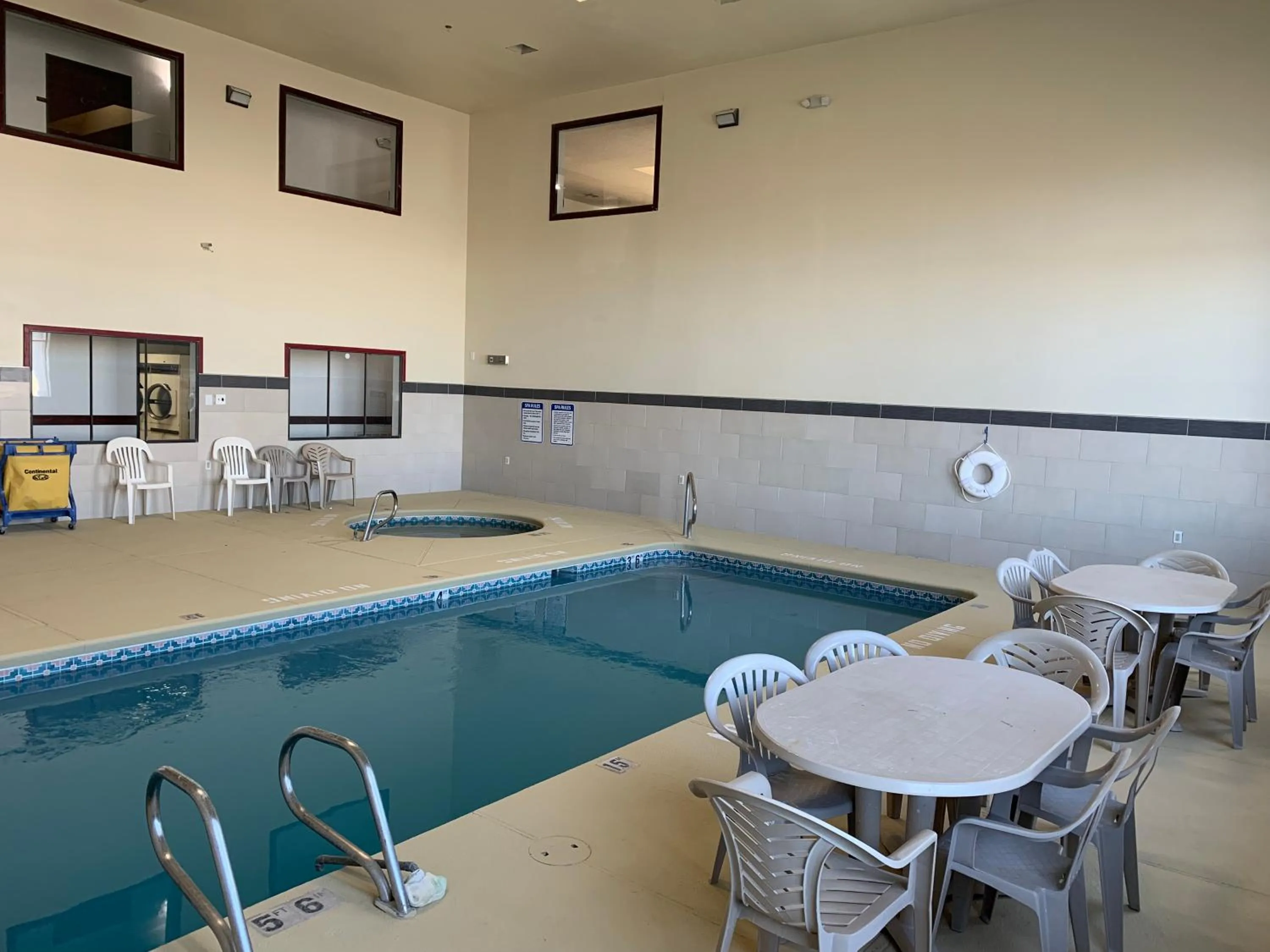 Swimming pool in Brentwood Inn & Suites