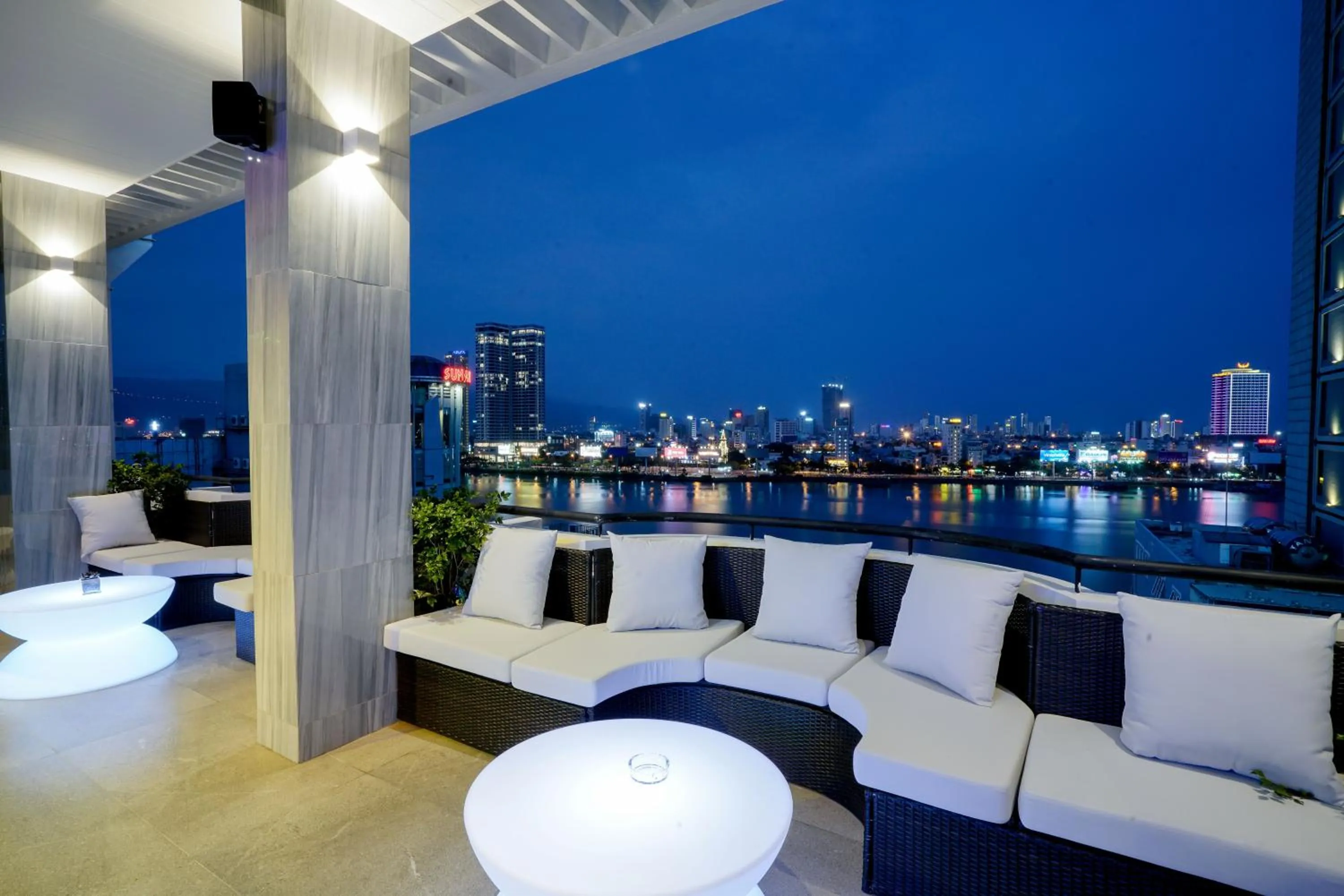 Lounge or bar in Satya Da Nang Hotel Han Market