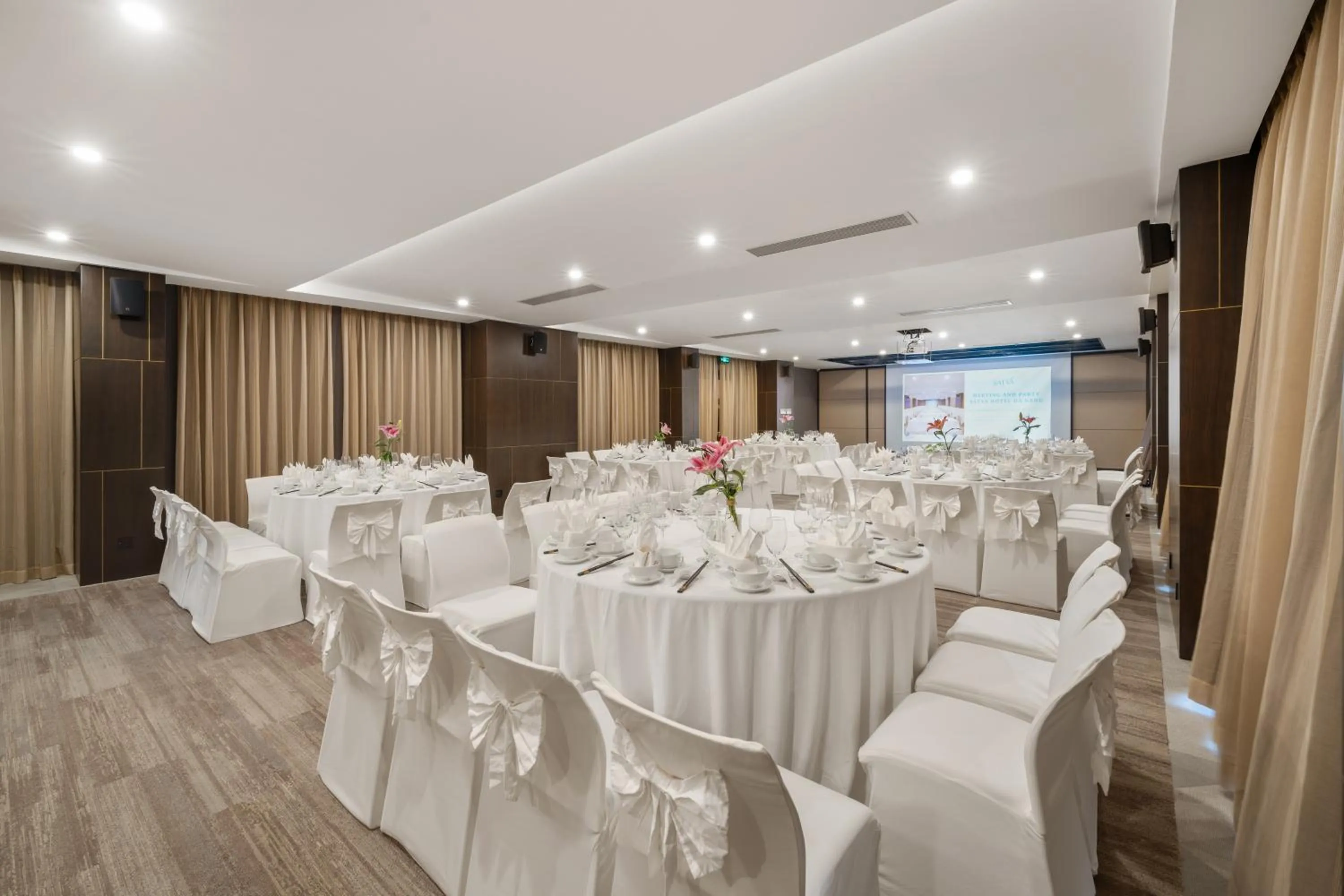 Restaurant/places to eat in Satya Da Nang Hotel Han Market