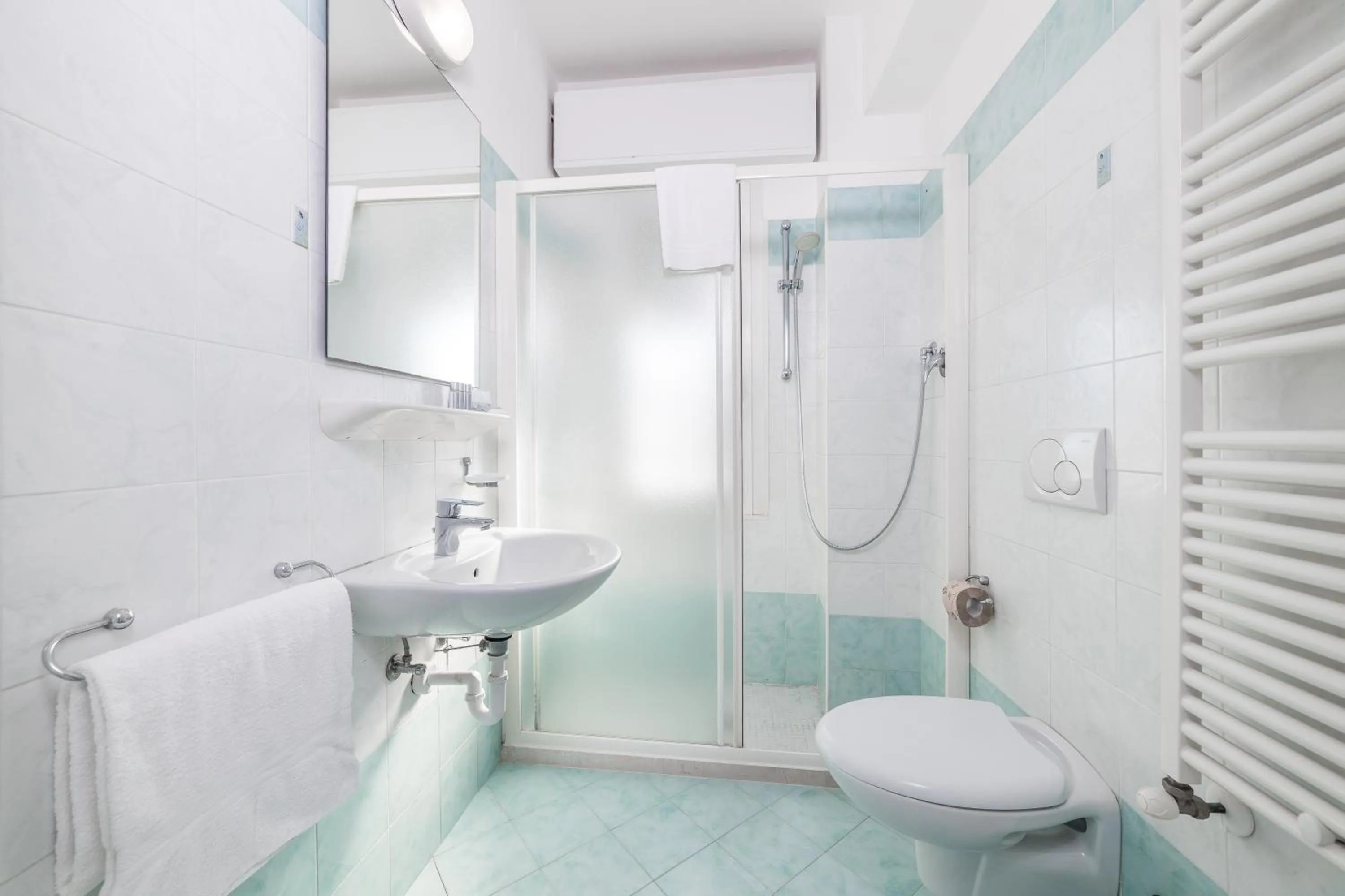 Bathroom in Hotel Amalfi - Smart Hotel