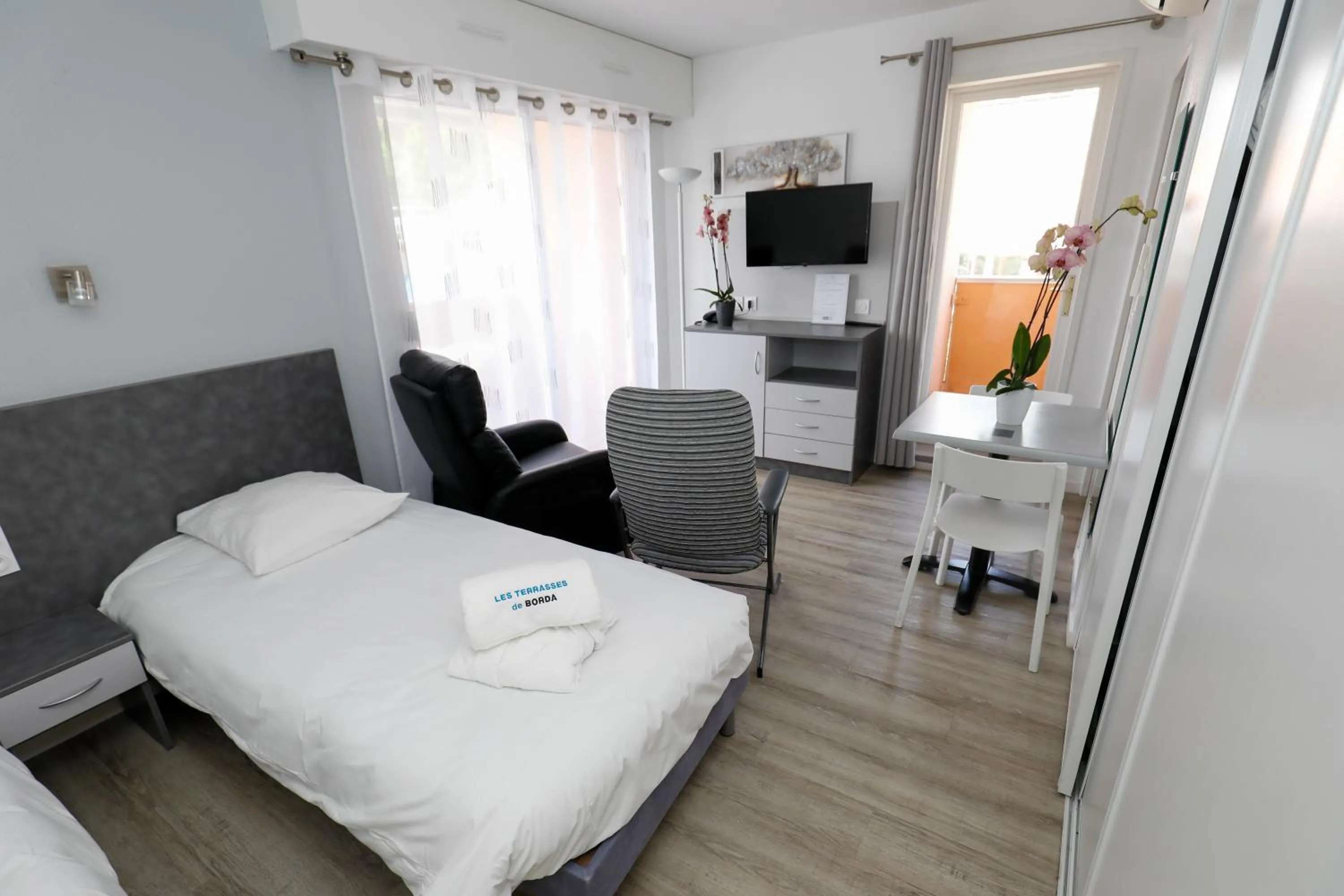 Photo of the whole room, Bed in LES TERRASSES DE BORDA***