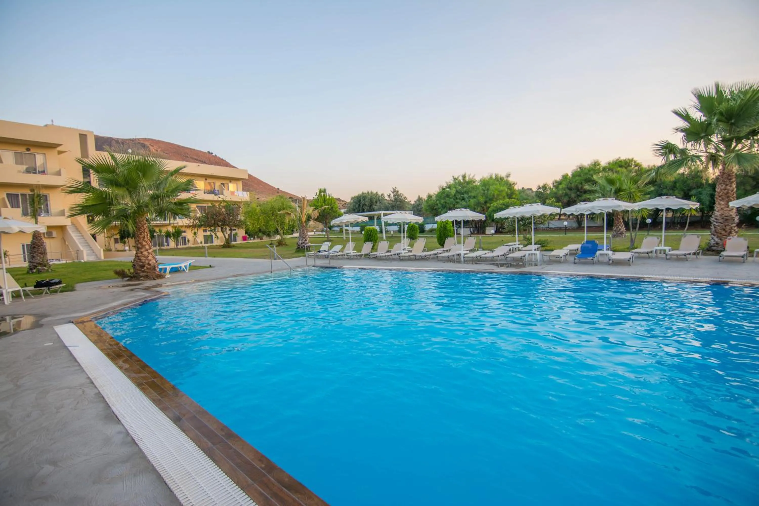 Swimming pool in Olive Garden Hotel