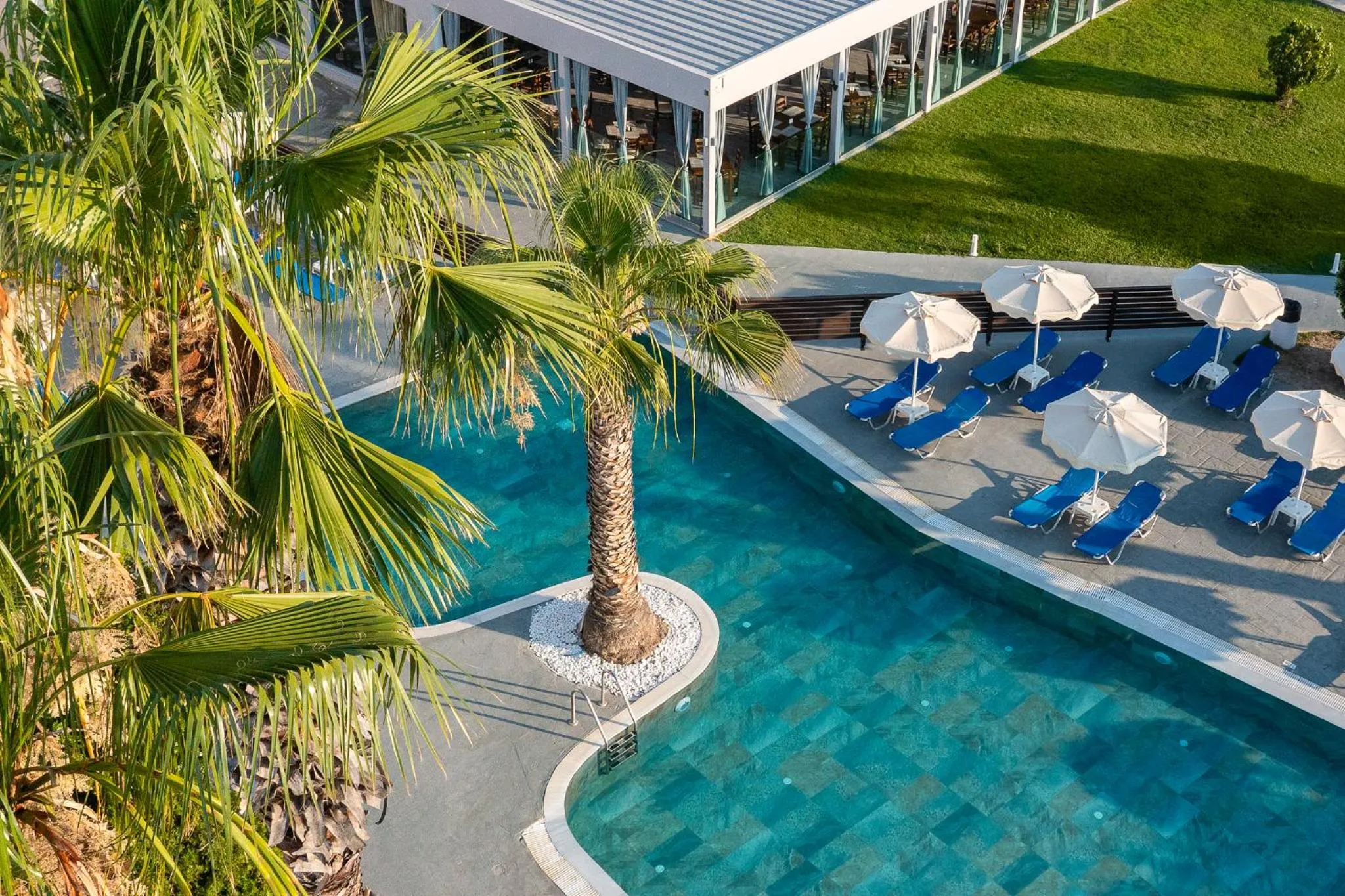 Swimming pool in Olive Garden Hotel