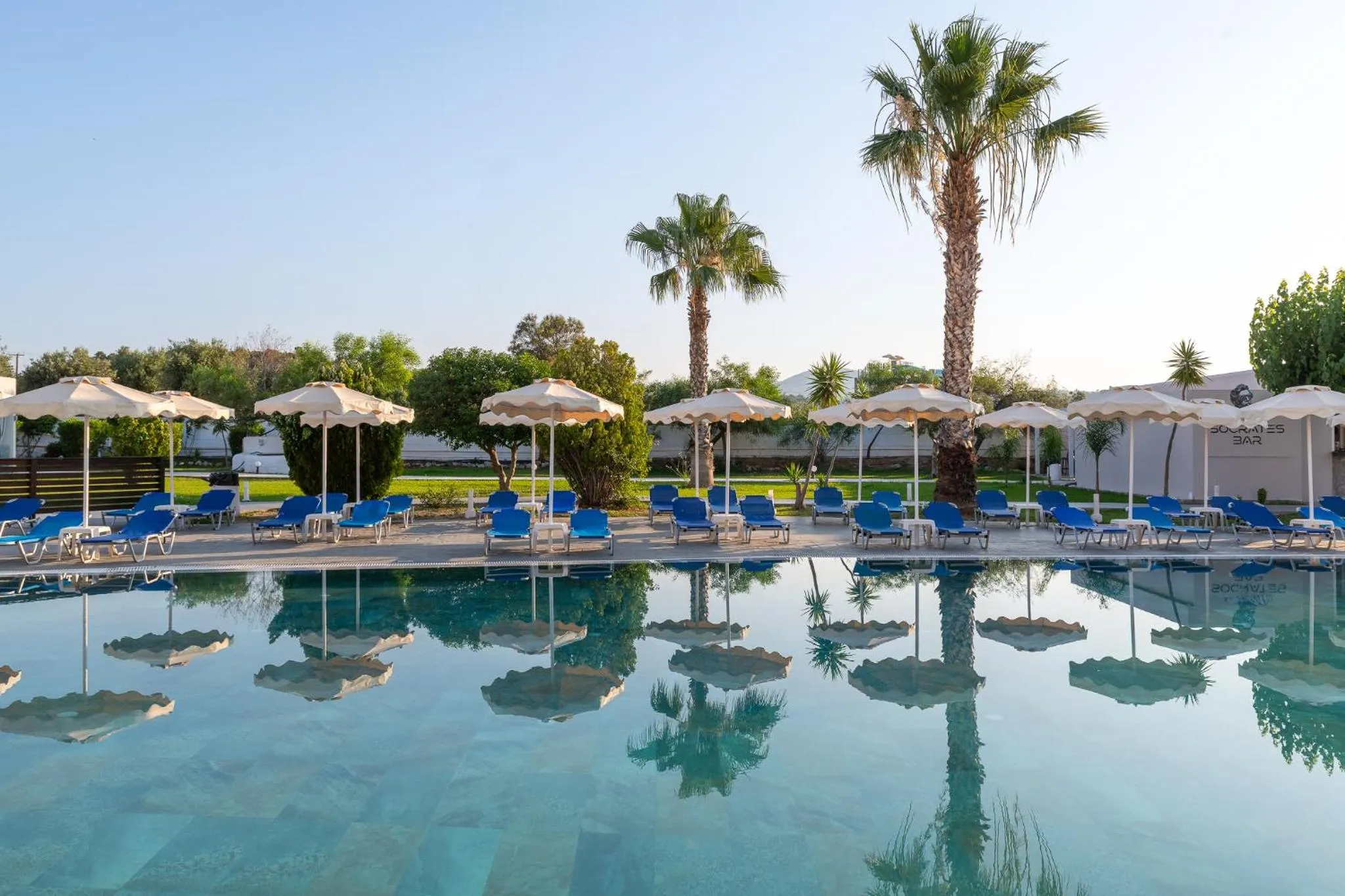 Swimming pool in Olive Garden Hotel