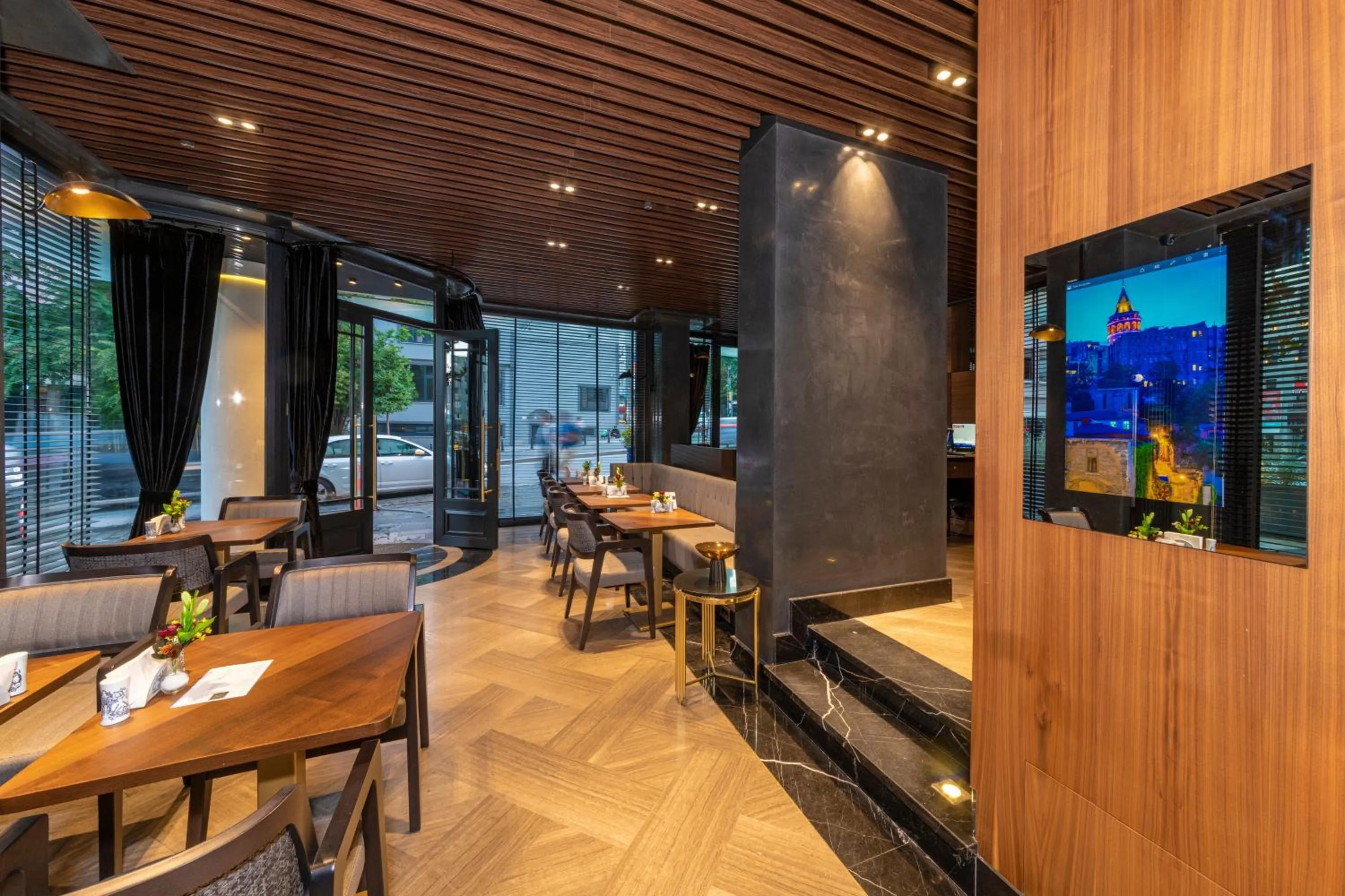 Restaurant/places to eat in Opale Hotel