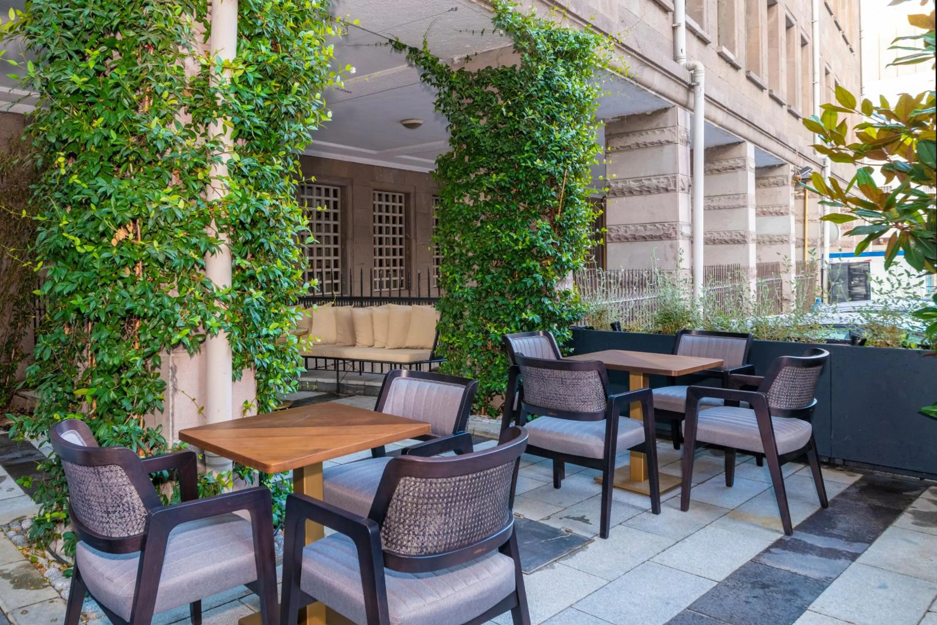 Restaurant/places to eat in Opale Hotel