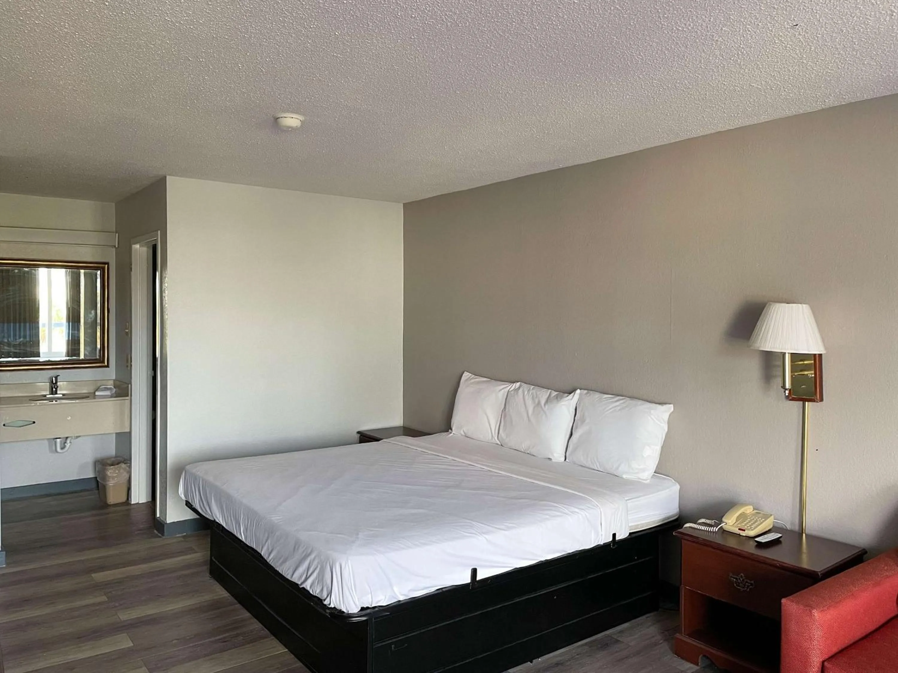 Photo of the whole room, Bed in Motel 6 Marianna, FL