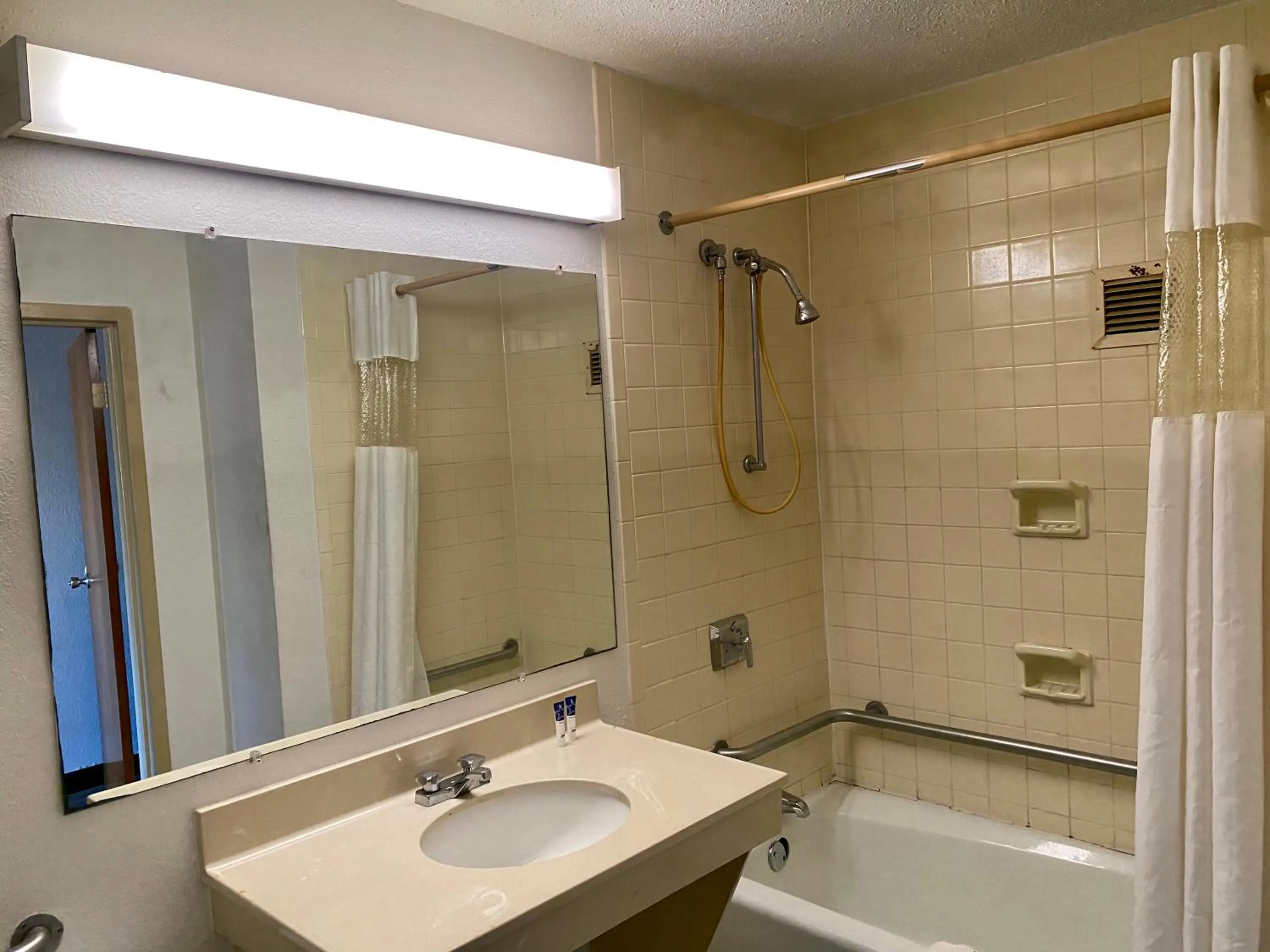 Bath in Motel 6 Marianna, FL