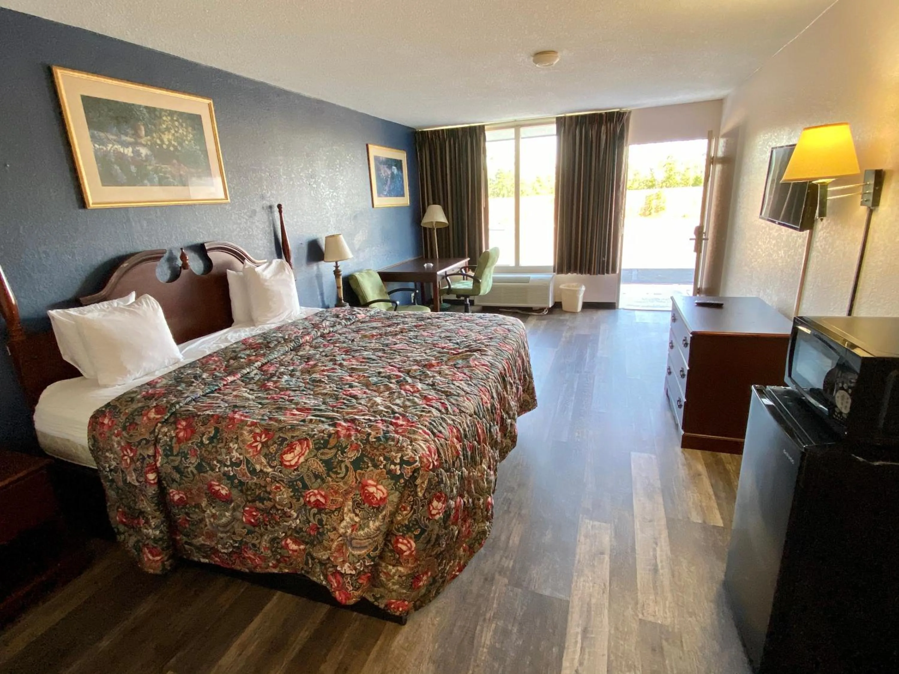 Photo of the whole room, Bed in Motel 6 Marianna, FL