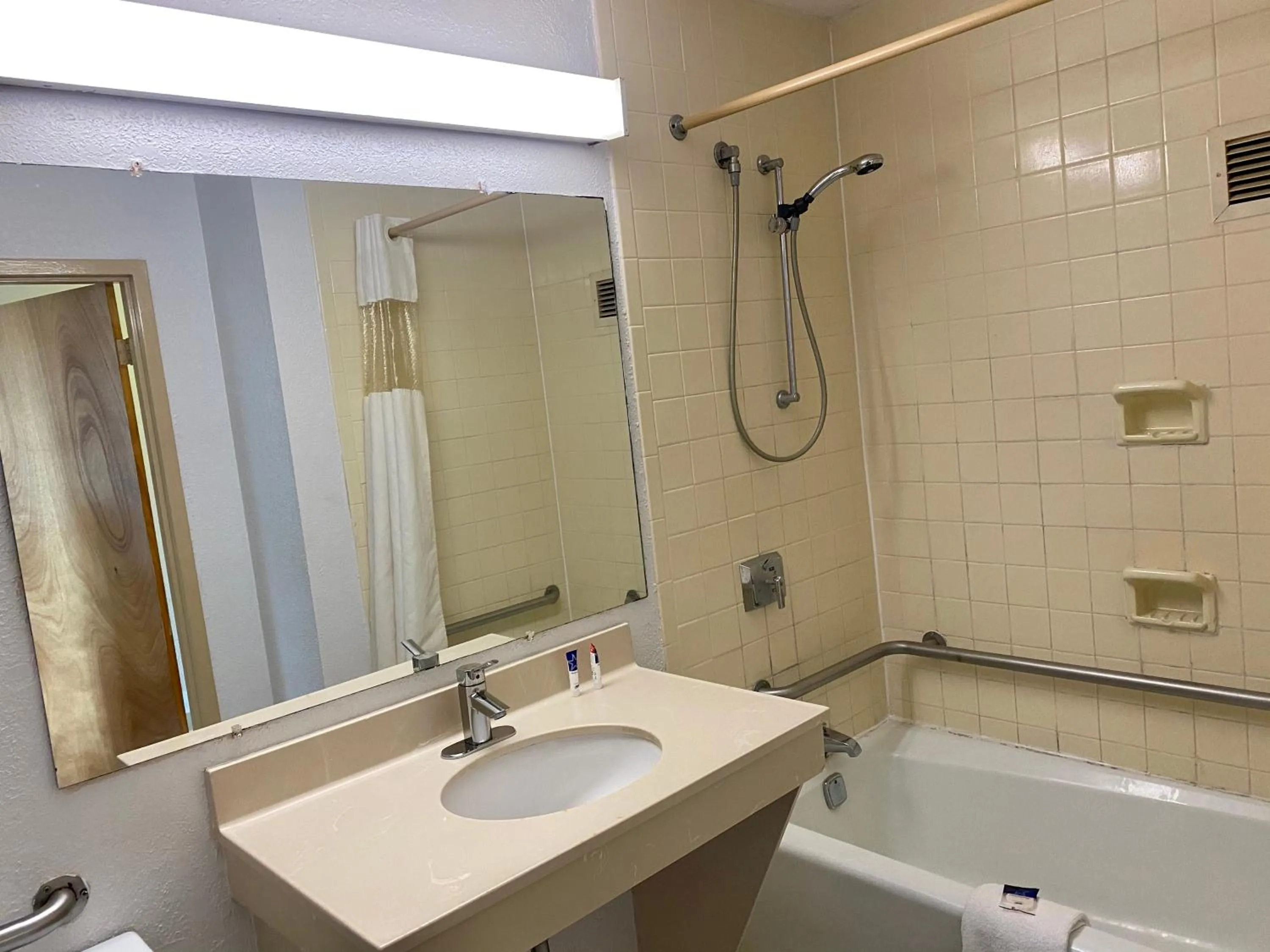 Bath in Motel 6 Marianna, FL