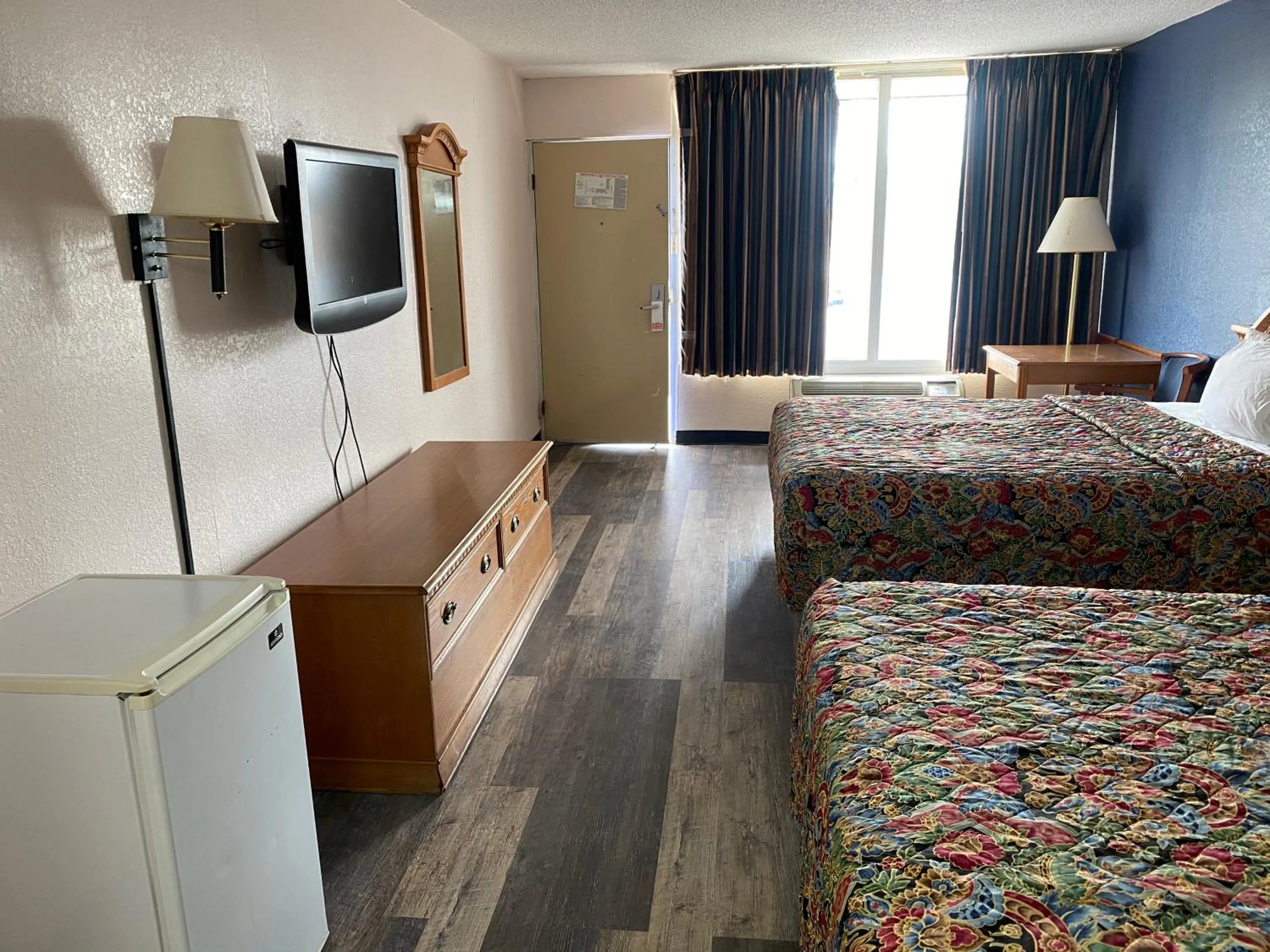 Seating area, Bed in Motel 6 Marianna, FL