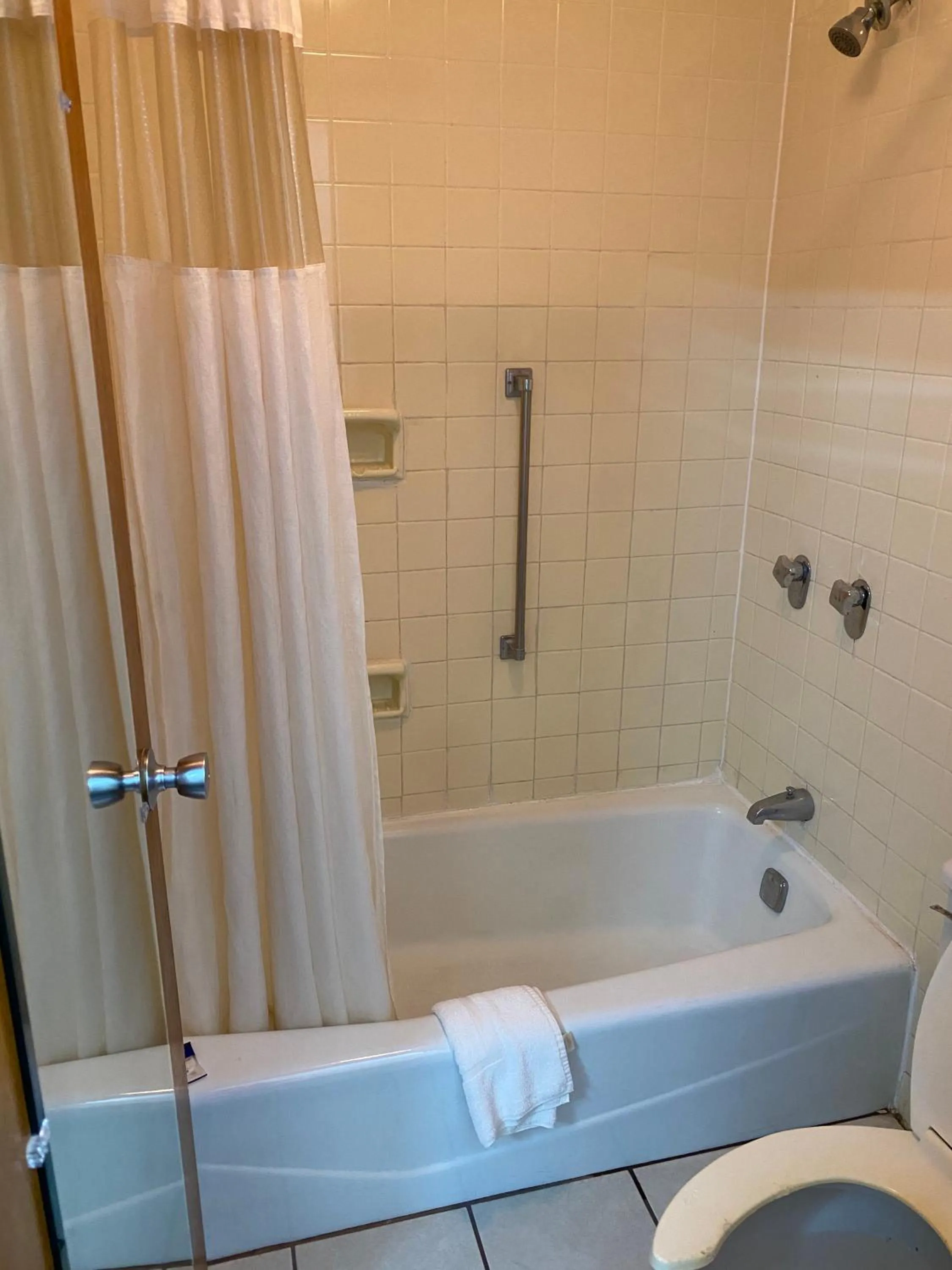 Bath in Motel 6 Marianna, FL