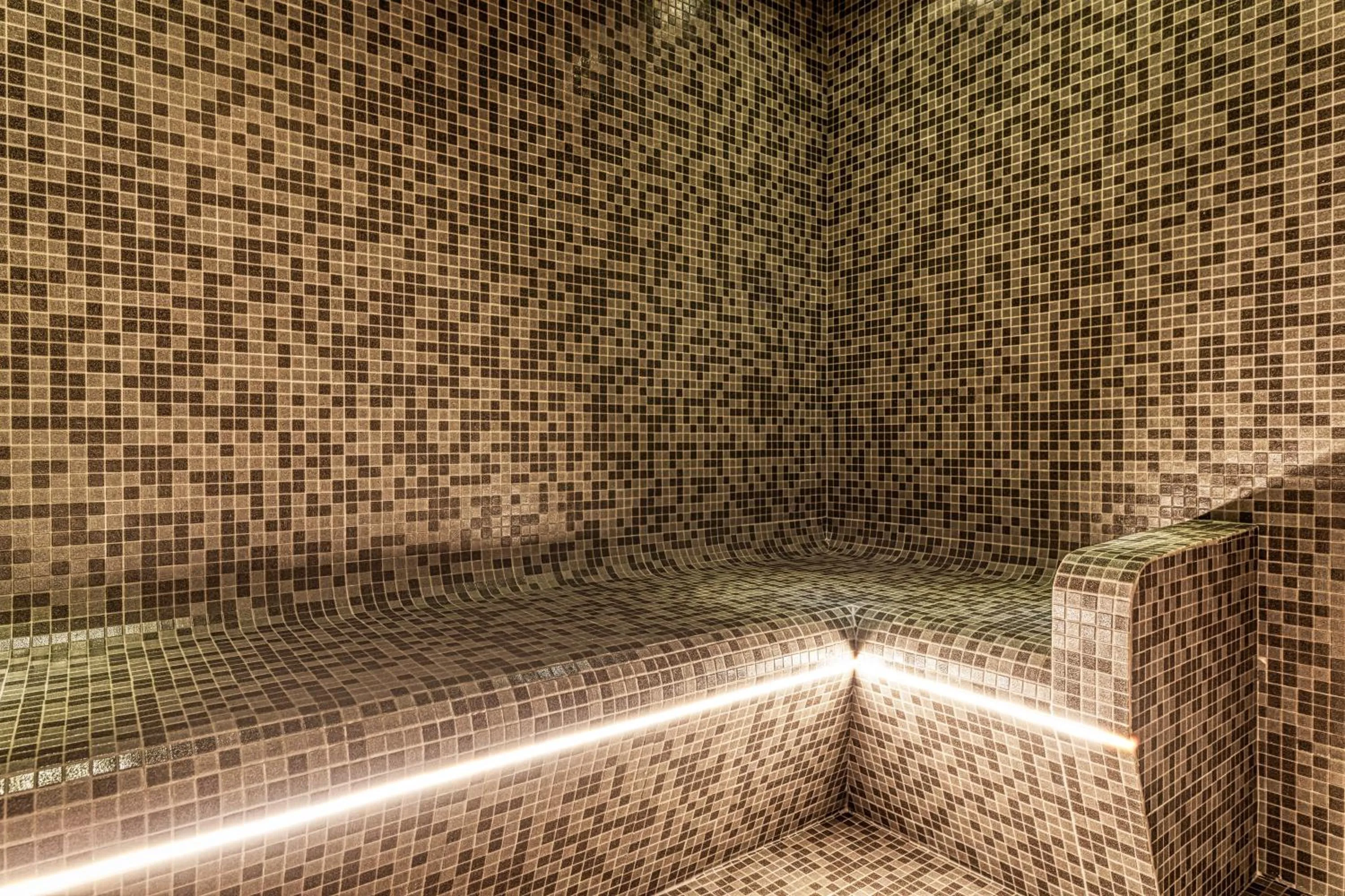 Steam room in B Montmartre